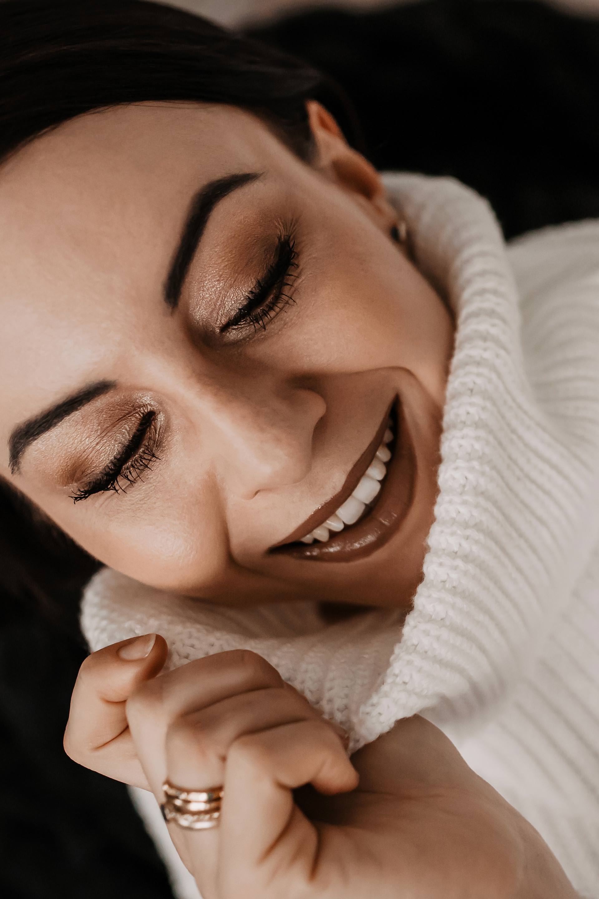 enthält unbeauftragte Werbung. Lidschatten für braune Augen auftragen, perfektes Augen Make up für braune Augen, braune augen schminken im Alltag, mit welcher farbe braune Augen schminken, Alltags make up, Smashbox Lidschatten, Bourjois CC Cream, Glow schminken, YSL Cream Highlighter, Bobbi Brown Glow Stick, Augenbrauen Mascara, essence Lash Princess False Lash Effect Mascara, Beauty Blogger, www.whoismocca.me #beautyblogger #augenmakeup #makeup #eyeshadow #smashbox #highlighter #glowy