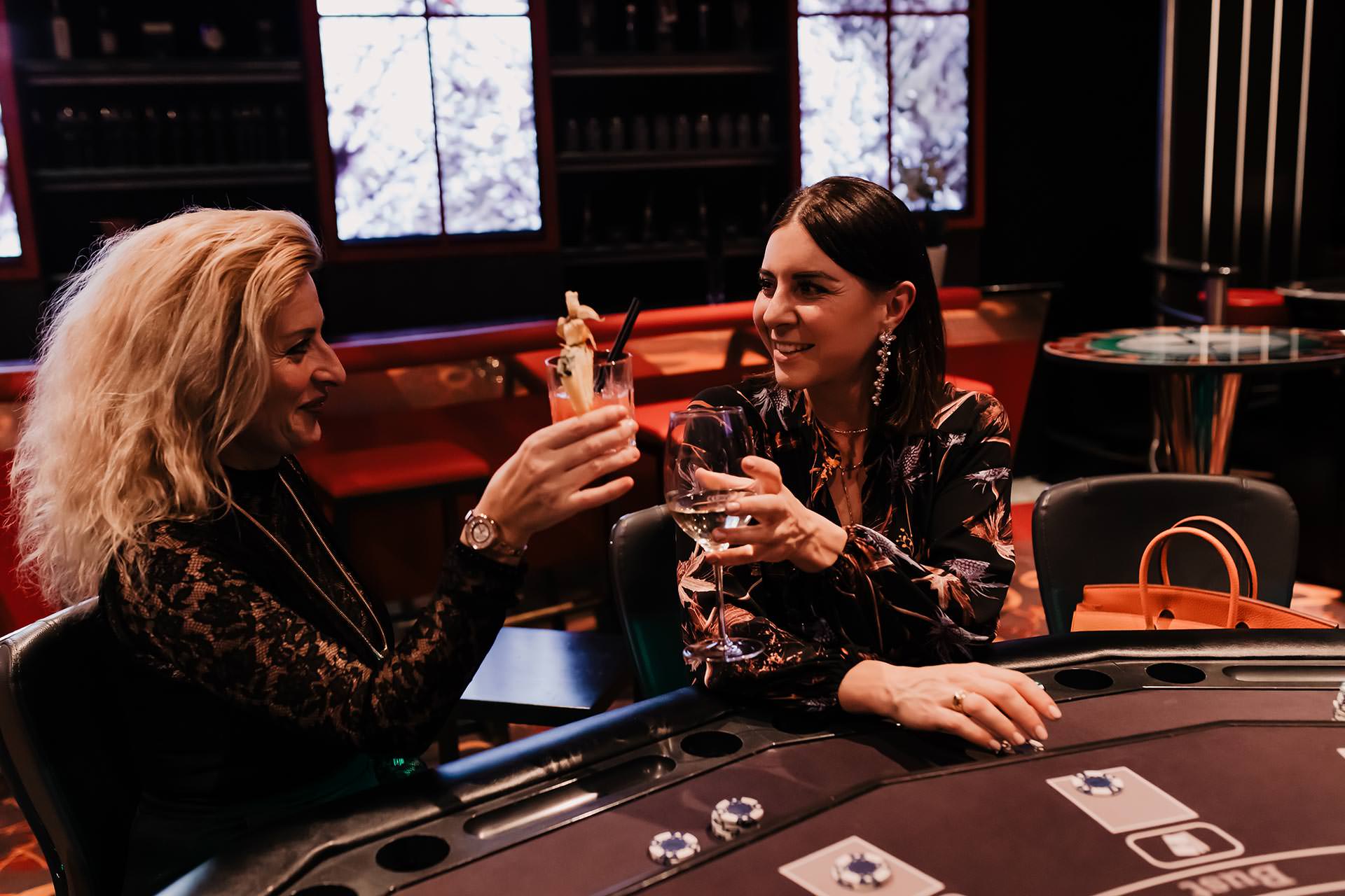 Anzeige. Mit Freundin im Casino Innsbruck, dinner & casino innsbruck, Casino Abend, abend beschäftigung unter der woche, abendunterhaltung, abendunternehmungen, abend unternehmungen zu zweit, abend mit freunden ideen, Lifestyle Blog, Tirolblog, www.whoismocca.me #dinnercasino #casino #casinoinnsbruck #tirolblog #abendprogramm #abendunterhaltung #abendunternehmung