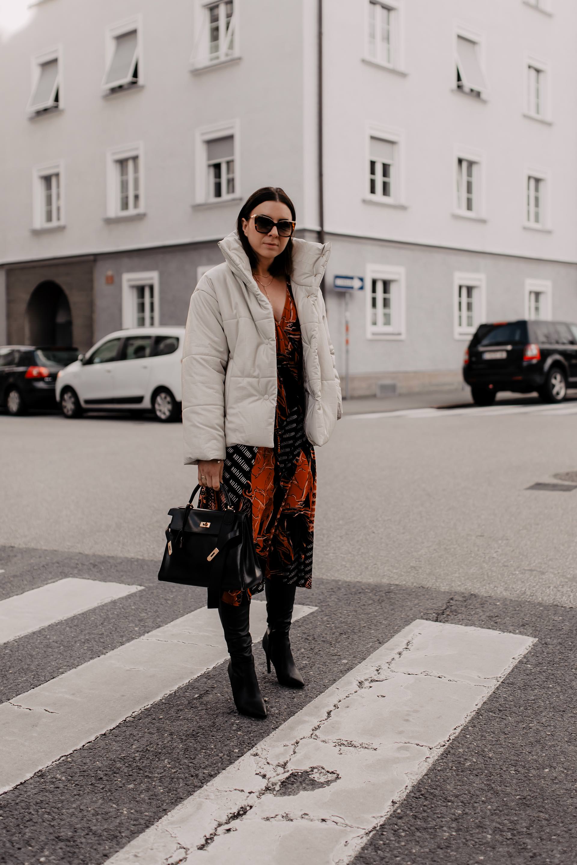 Produktplatzierung. Winter Outfit mit Kleid, outfit für weihnachten, weihnachtsoutfit, festliches kleid, festliches outfit Damen winter, festliches outfit, alltagsoutfit, Styling Tipps, Streetstyle, Hermes Kelly Bag, Nanoushka Pufferjacke, Winter Outfit, www.whoismocca.me #winteroutfit #festlich #weihnachtsoutfit #christmaslook #xmas #hermes #nanoushka 