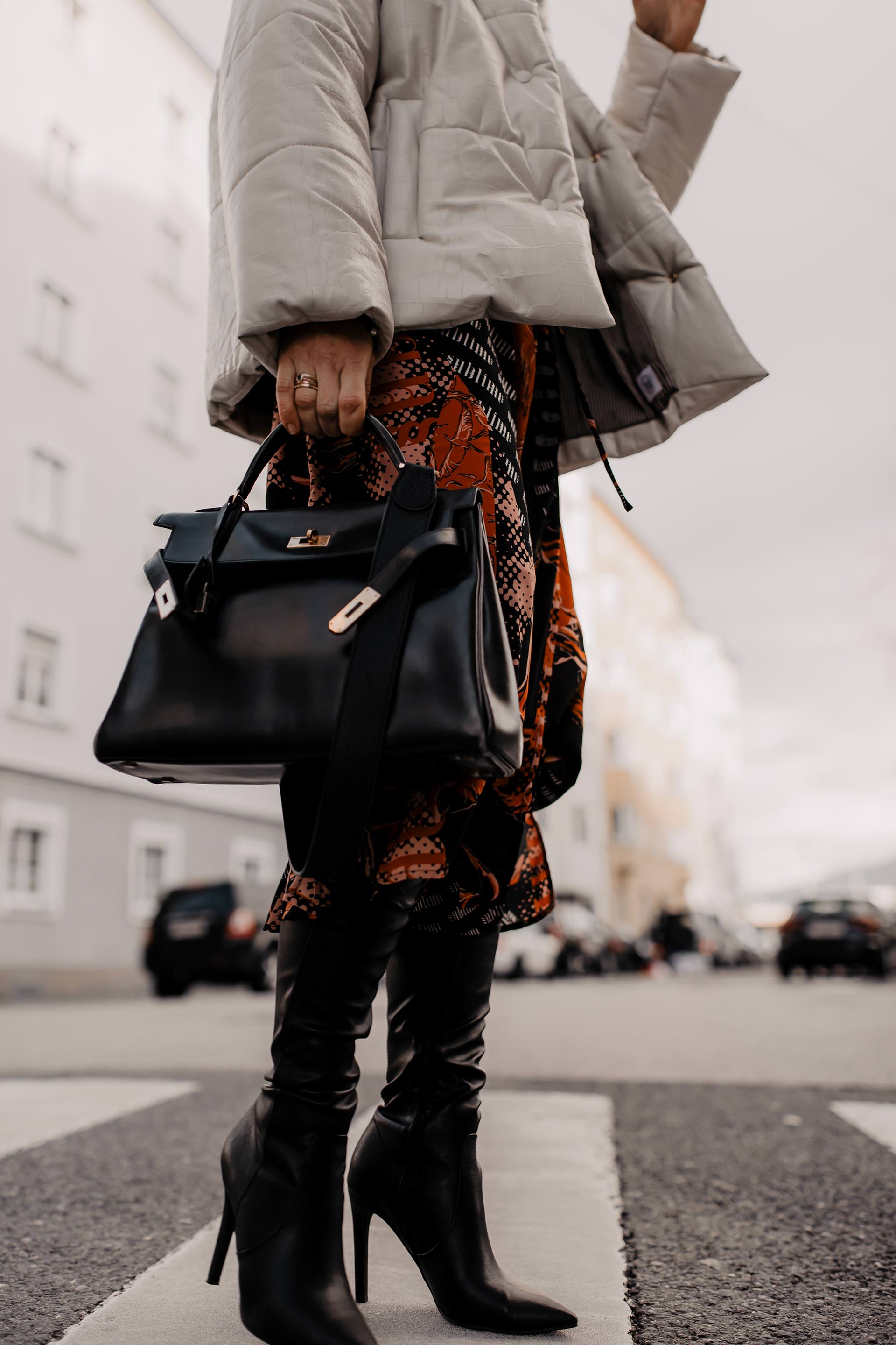 Produktplatzierung. Winter Outfit mit Kleid, outfit für weihnachten, weihnachtsoutfit, festliches kleid, festliches outfit Damen winter, festliches outfit, alltagsoutfit, Styling Tipps, Streetstyle, Hermes Kelly Bag, Nanoushka Pufferjacke, Winter Outfit, www.whoismocca.me #winteroutfit #festlich #weihnachtsoutfit #christmaslook #xmas #hermes #nanoushka