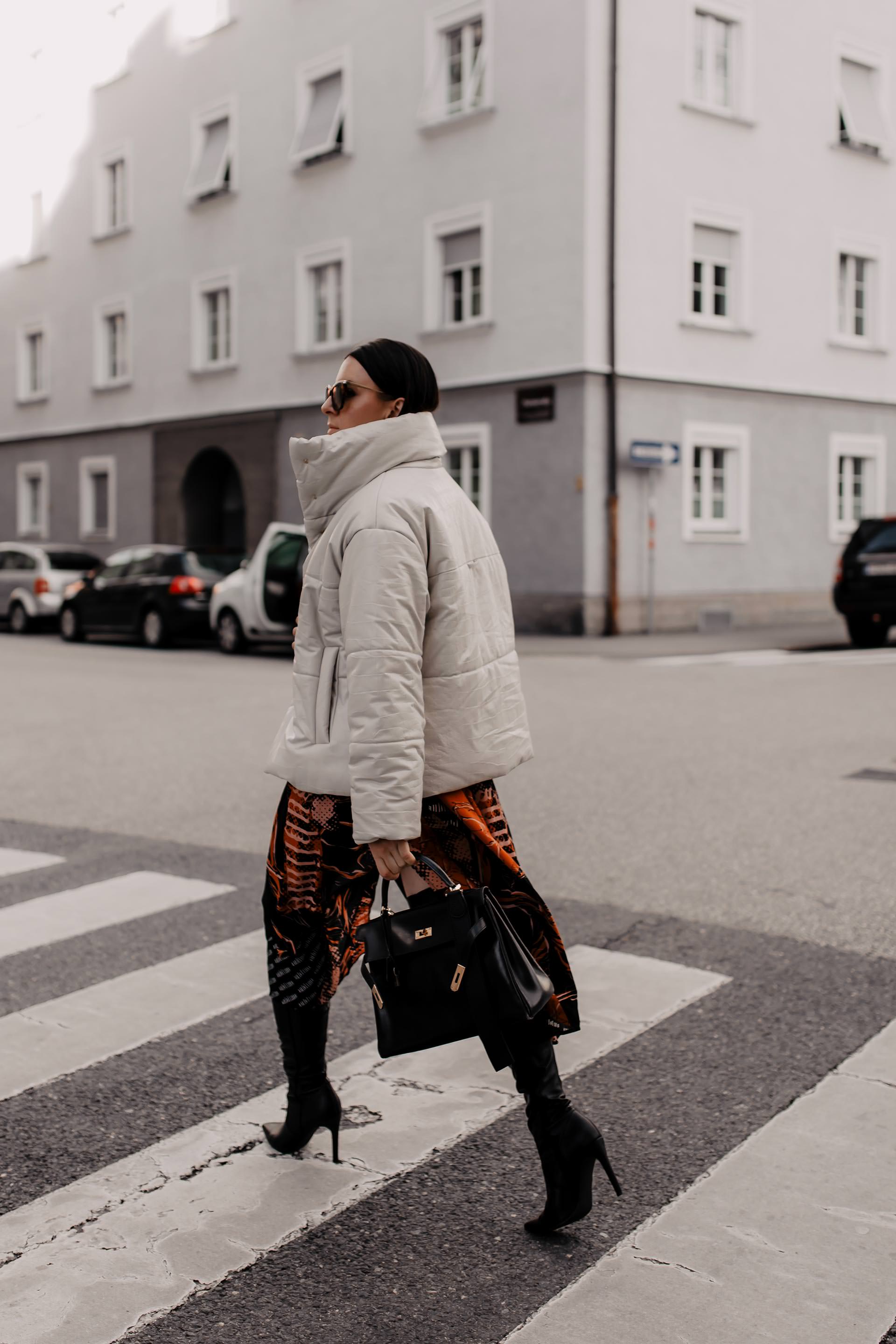 Produktplatzierung. Winter Outfit mit Kleid, outfit für weihnachten, weihnachtsoutfit, festliches kleid, festliches outfit Damen winter, festliches outfit, alltagsoutfit, Styling Tipps, Streetstyle, Hermes Kelly Bag, Nanoushka Pufferjacke, Winter Outfit, www.whoismocca.me #winteroutfit #festlich #weihnachtsoutfit #christmaslook #xmas #hermes #nanoushka