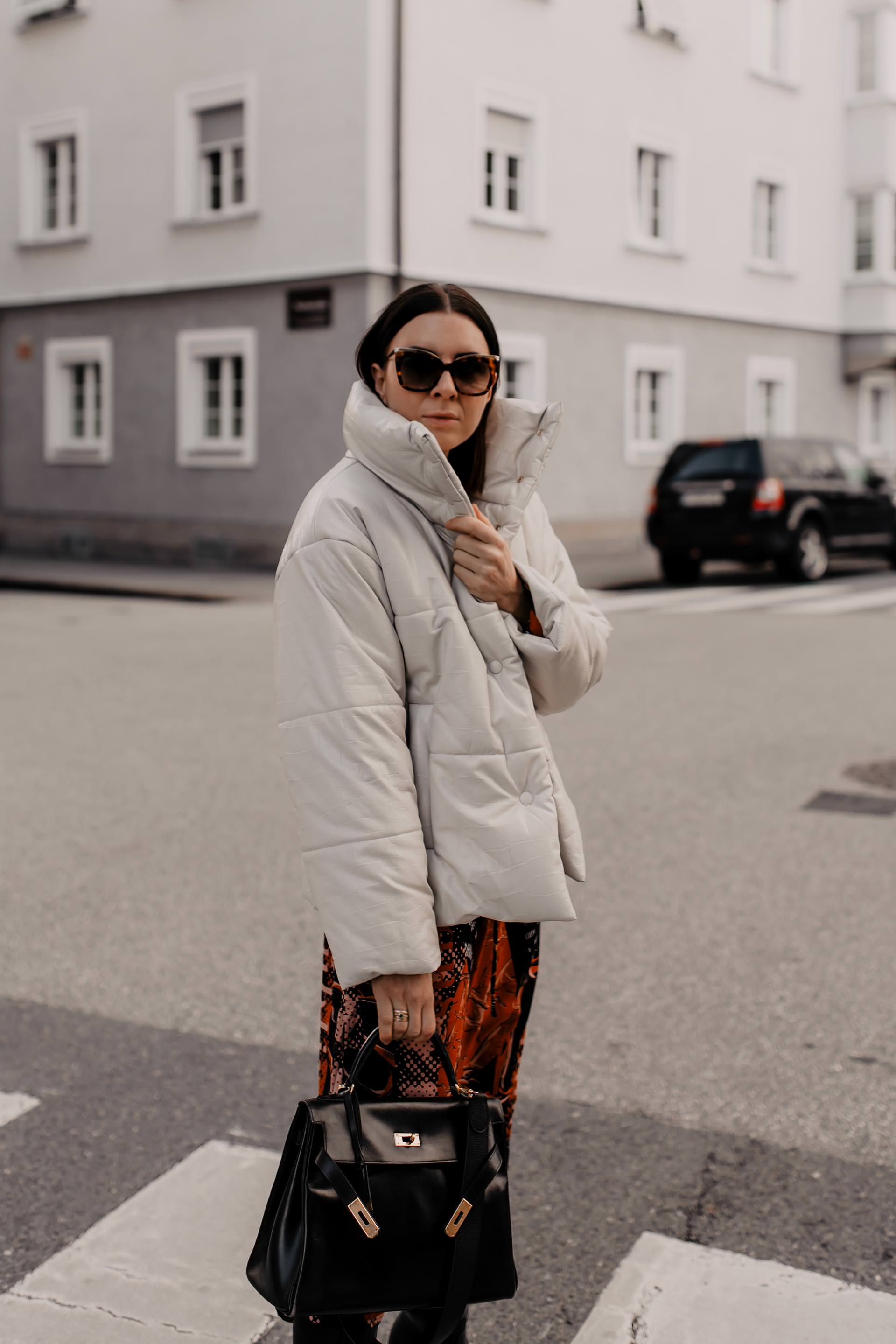 Produktplatzierung. Winter Outfit mit Kleid, outfit für weihnachten, weihnachtsoutfit, festliches kleid, festliches outfit Damen winter, festliches outfit, alltagsoutfit, Styling Tipps, Streetstyle, Hermes Kelly Bag, Nanoushka Pufferjacke, Winter Outfit, www.whoismocca.me #winteroutfit #festlich #weihnachtsoutfit #christmaslook #xmas #hermes #nanoushka