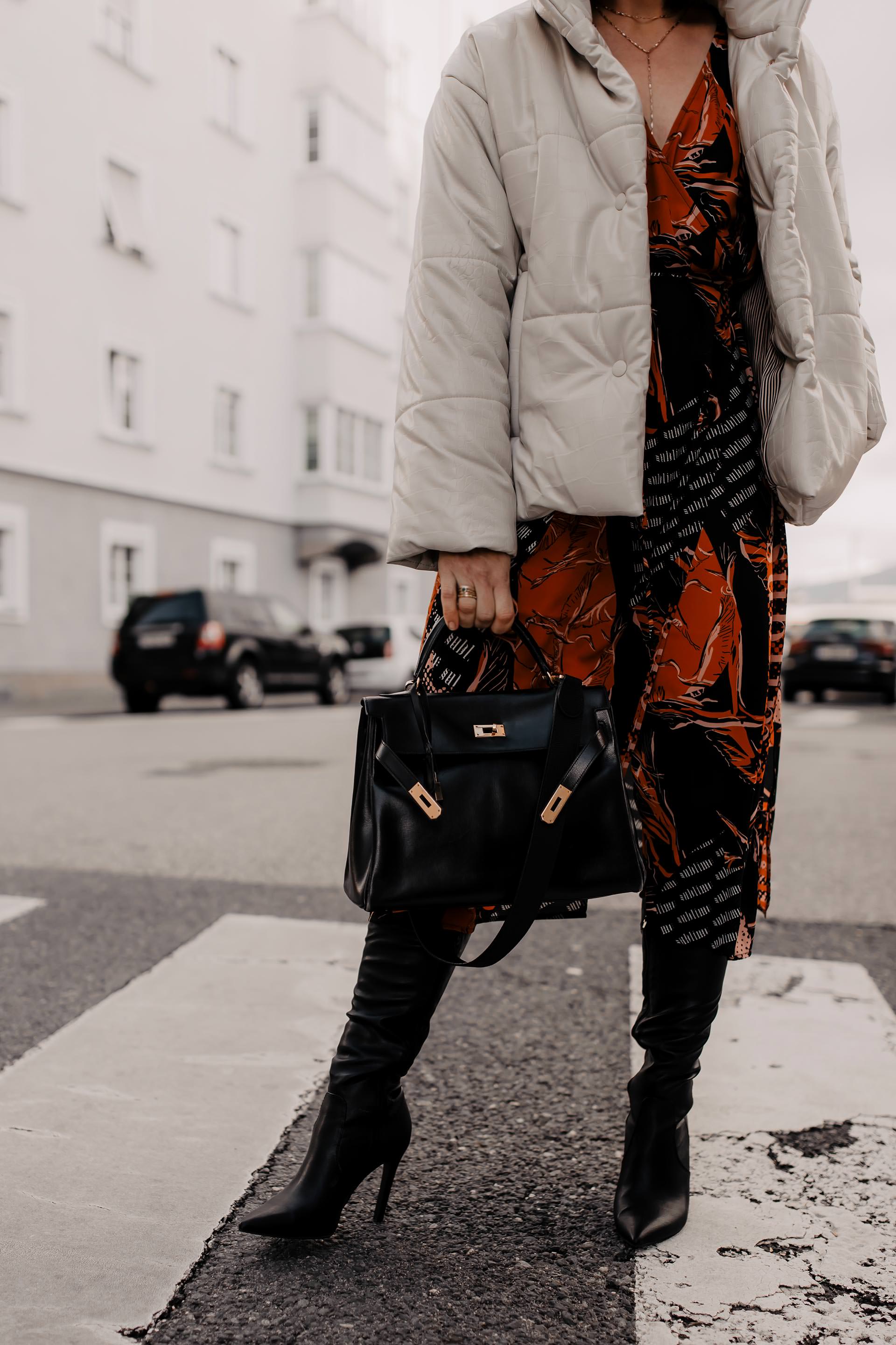 Produktplatzierung. Winter Outfit mit Kleid, outfit für weihnachten, weihnachtsoutfit, festliches kleid, festliches outfit Damen winter, festliches outfit, alltagsoutfit, Styling Tipps, Streetstyle, Hermes Kelly Bag, Nanoushka Pufferjacke, Winter Outfit, www.whoismocca.me #winteroutfit #festlich #weihnachtsoutfit #christmaslook #xmas #hermes #nanoushka