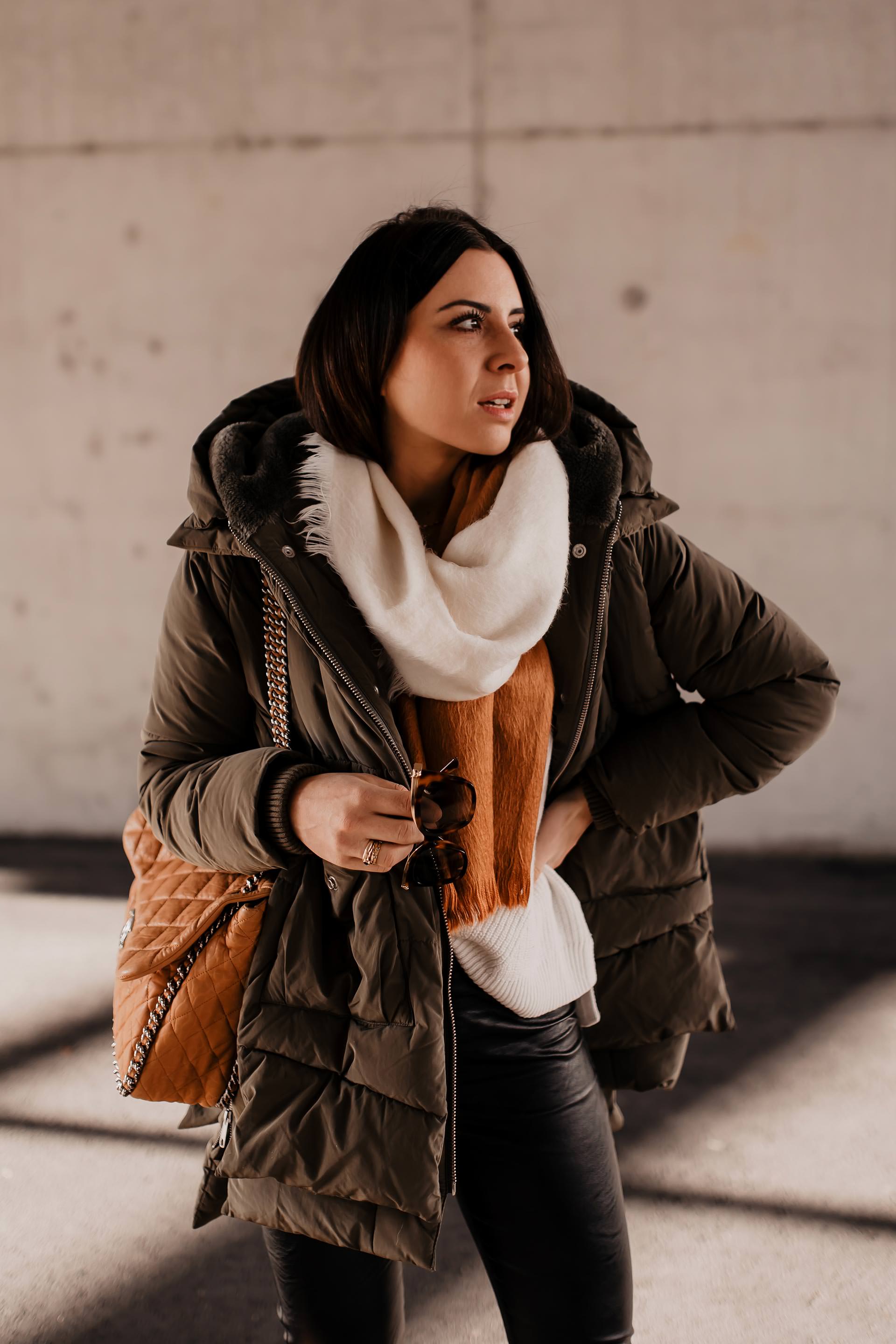 enthält unbeauftragte Werbung. die perfekte gesteppte Jacke für den Winter, Daunenjacke ohne Daunen für Winter geeignet, gesteppte jacke kaufen, fake daunenjacke, welche jacke für den winter, mode tipps, outfit ideen, modetrends winter 2018/19, was wird 2019 trend, Wintertrends, perfekte Jacke für den winter, perfekte winterjacke, Pufferjacke für winter, Isabel Marant Lederhose, Chunky Sneakers stylen, Chanel Shopper, www.whoismocca.me #chunkysneakers #pufferjacke #modetrends #wintertrends #chanel #isabelmarant #fakedaune #streetstyle #winteroutfit