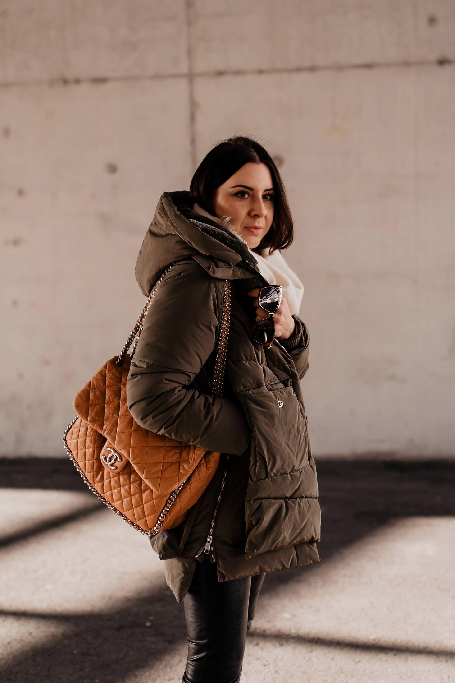 enthält unbeauftragte Werbung. die perfekte gesteppte Jacke für den Winter, Daunenjacke ohne Daunen für Winter geeignet, gesteppte jacke kaufen, fake daunenjacke, welche jacke für den winter, mode tipps, outfit ideen, modetrends winter 2018/19, was wird 2019 trend, Wintertrends, perfekte Jacke für den winter, perfekte winterjacke, Pufferjacke für winter, Isabel Marant Lederhose, Chunky Sneakers stylen, Chanel Shopper, www.whoismocca.me #chunkysneakers #pufferjacke #modetrends #wintertrends #chanel #isabelmarant #fakedaune #streetstyle #winteroutfit