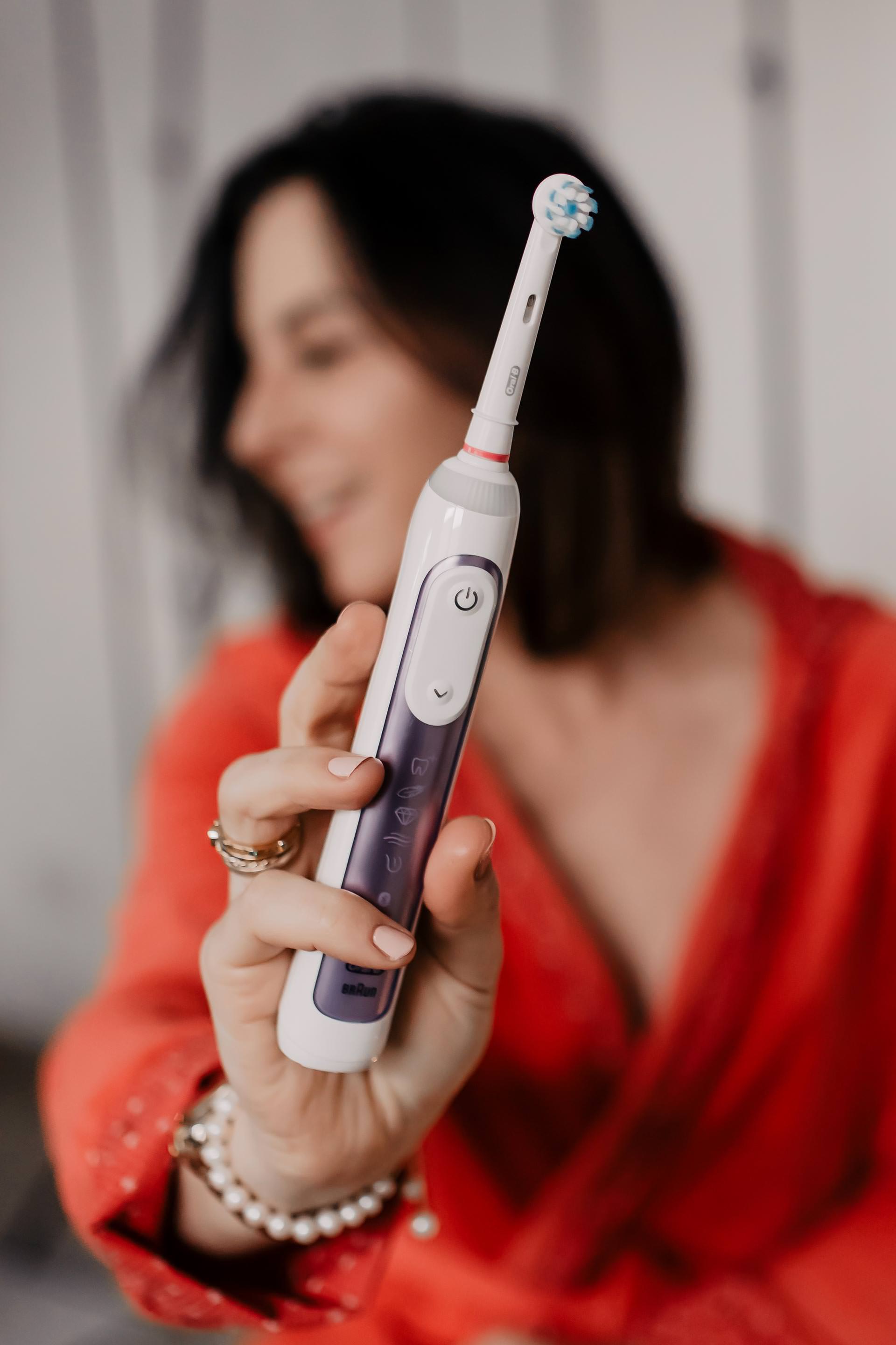 Anzeige. strahlendes lächeln, schöne weiße zähne, Zahnpflege tipps, elektrische zahnbürste oral b genius 10000n, tipps für strahlend weiße zähne, beauty bloggerin, Erfahrungsbericht, Gewinnspiel, zähne aufhellen, zähne weißer machen, Beauty Tipps und Schönheitsgeheimnisse, www.whoismocca.me #oralb #weissezaehne #zahnpflege #oralbgenius #strahlendeslaecheln #beautyblogger #gewinnspiel