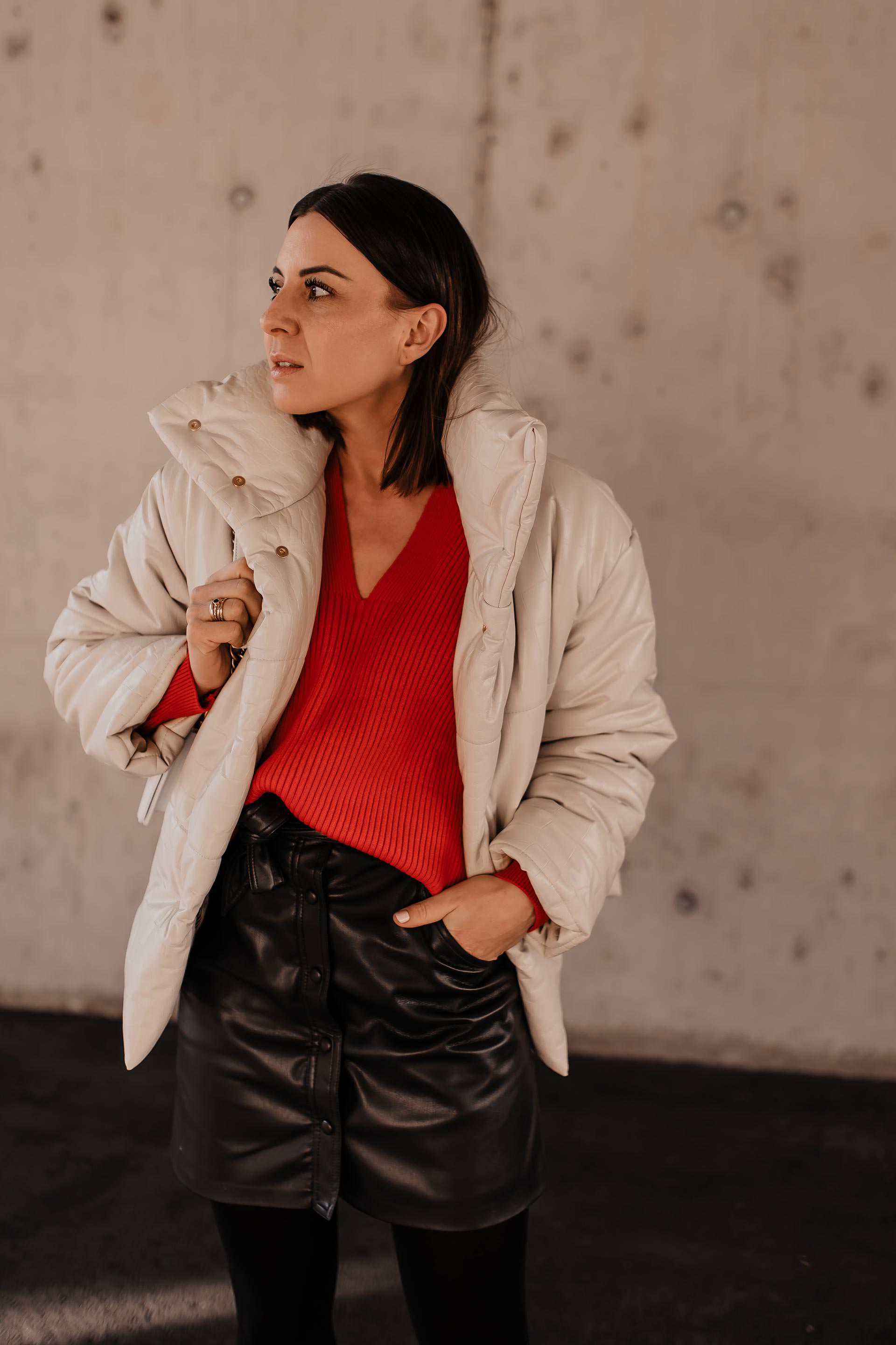 Anzeige. Lederrock kombinieren, mytheresa shopping, Winter Outfit mit Rock, Nanushka Jacke, Nanushka Rock, Winter Outfit inspiration, Lederrock im Winter kombinieren, Modebloggerin, Isabel Marant Nowles Boots, roten Pullover kombinieren, Mode Tipps, www.whoismocca.me, #winteroutfit #nanushka #mytheresa #wintertrends #modetrends #chanel #streetstyle