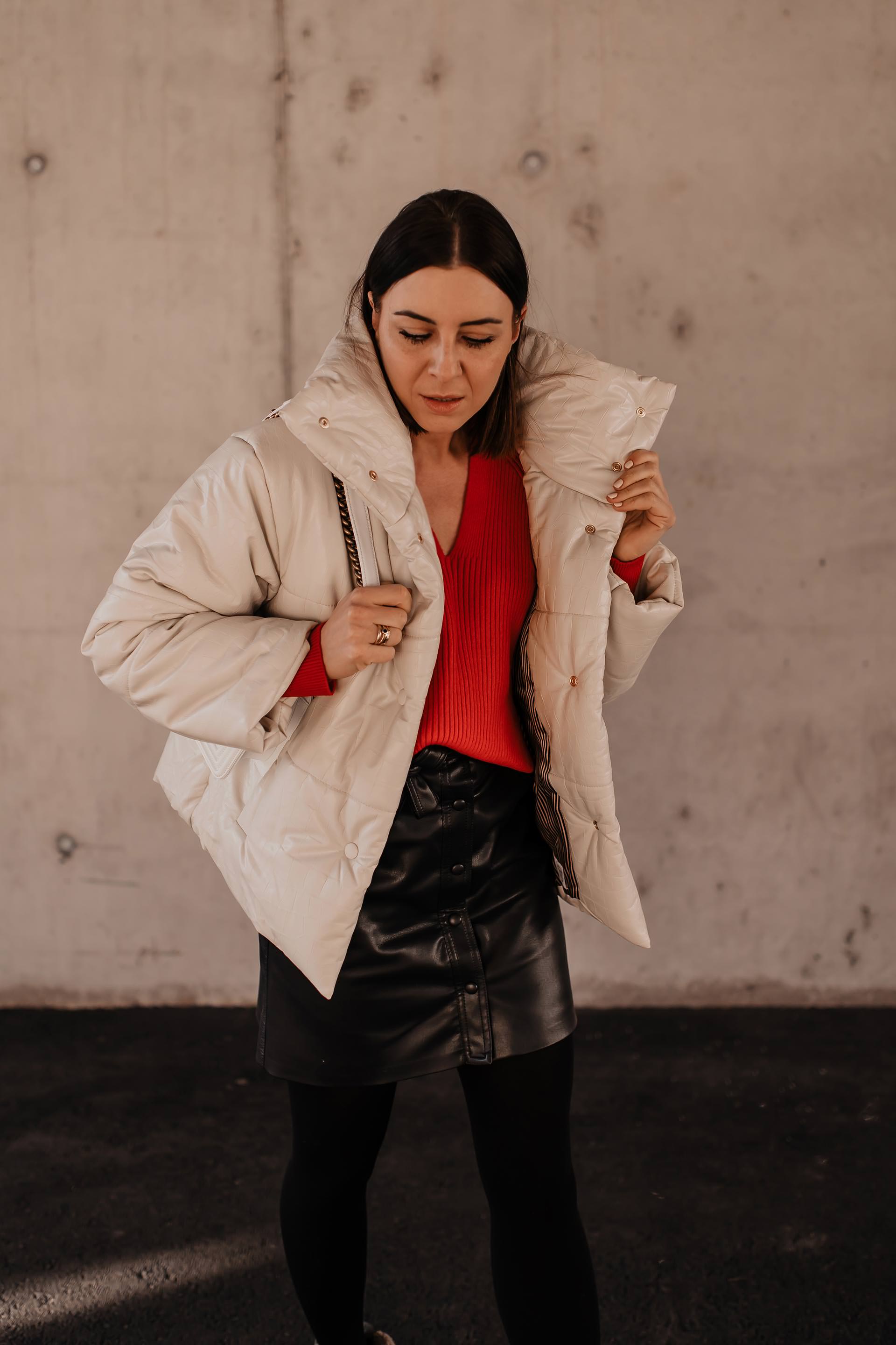 Anzeige. Lederrock kombinieren, mytheresa shopping, Winter Outfit mit Rock, Nanushka Jacke, Nanushka Rock, Winter Outfit inspiration, Lederrock im Winter kombinieren, Modebloggerin, Isabel Marant Nowles Boots, roten Pullover kombinieren, Mode Tipps, www.whoismocca.me, #winteroutfit #nanushka #mytheresa #wintertrends #modetrends #chanel #streetstyle