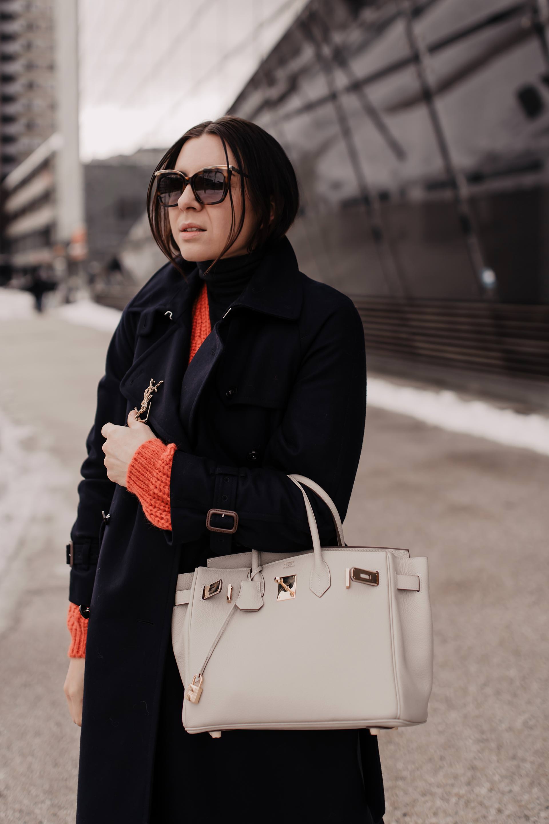 enthält Werbung // Winter Outfit, Modetrends 2019, dunkelblauer trenchcoat kombinieren, dunkelblauer Wollmantel, Isabel Marant Sneaker wedges, hermès birkin bag, Closed Strickpullover, living coral, Arket Mantel, Trenchcoat aus Wolle, Trenchcoat für den Winter, Closed Pedal Pusher Historic Indigo Denim Jeans, Fashion Blogger, www.whoismocca.me #trenchcoat #closed #pedalpusher #livingcoral #winteroutfit #modetrends #wintertrends #hermesbirkin