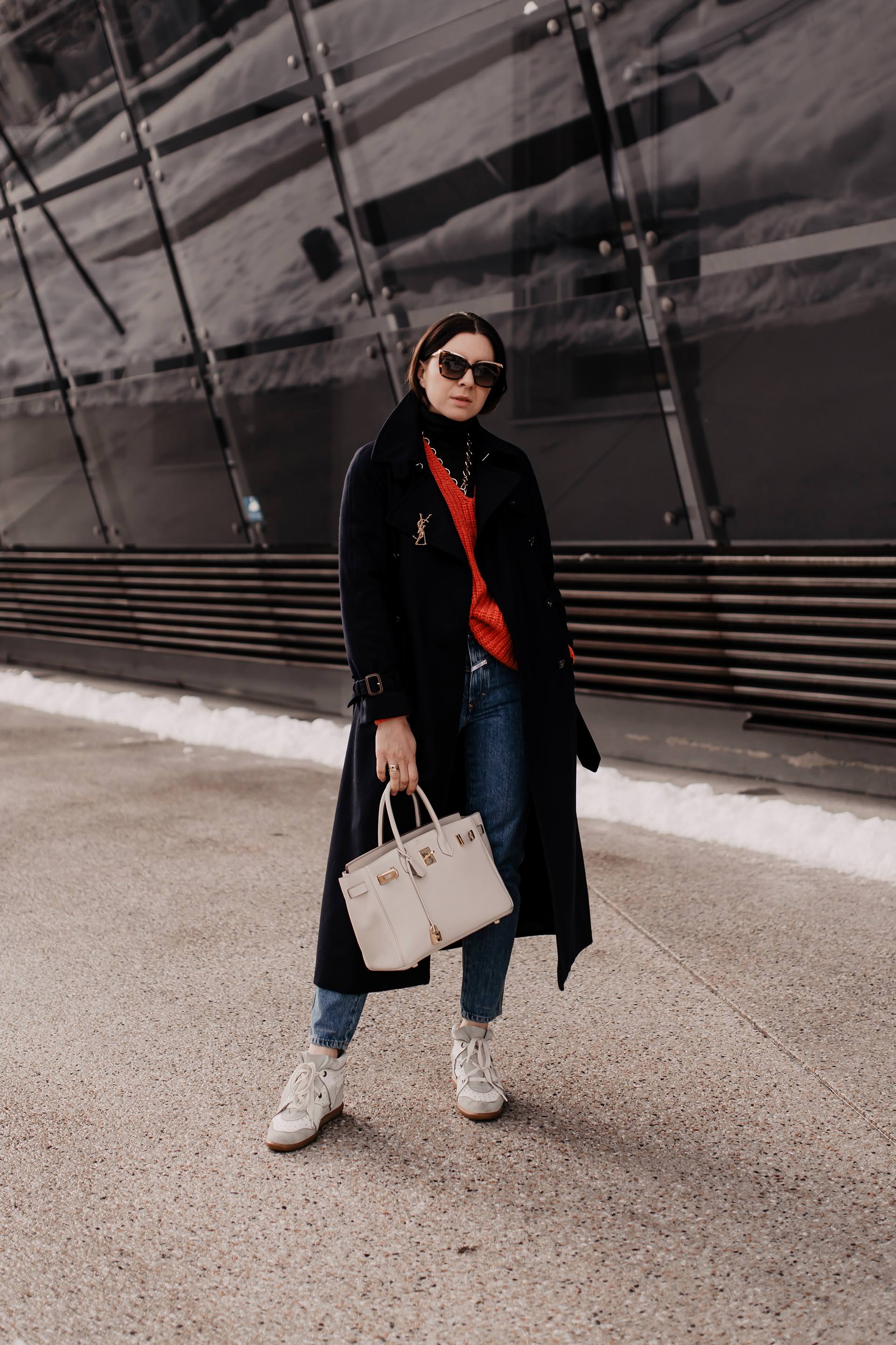 enthält Werbung // Winter Outfit, Modetrends 2019, dunkelblauer trenchcoat kombinieren, dunkelblauer Wollmantel, Isabel Marant Sneaker wedges, hermès birkin bag, Closed Strickpullover, living coral, Arket Mantel, Trenchcoat aus Wolle, Trenchcoat für den Winter, Closed Pedal Pusher Historic Indigo Denim Jeans, Fashion Blogger, www.whoismocca.me #trenchcoat #closed #pedalpusher #livingcoral #winteroutfit #modetrends #wintertrends #hermesbirkin