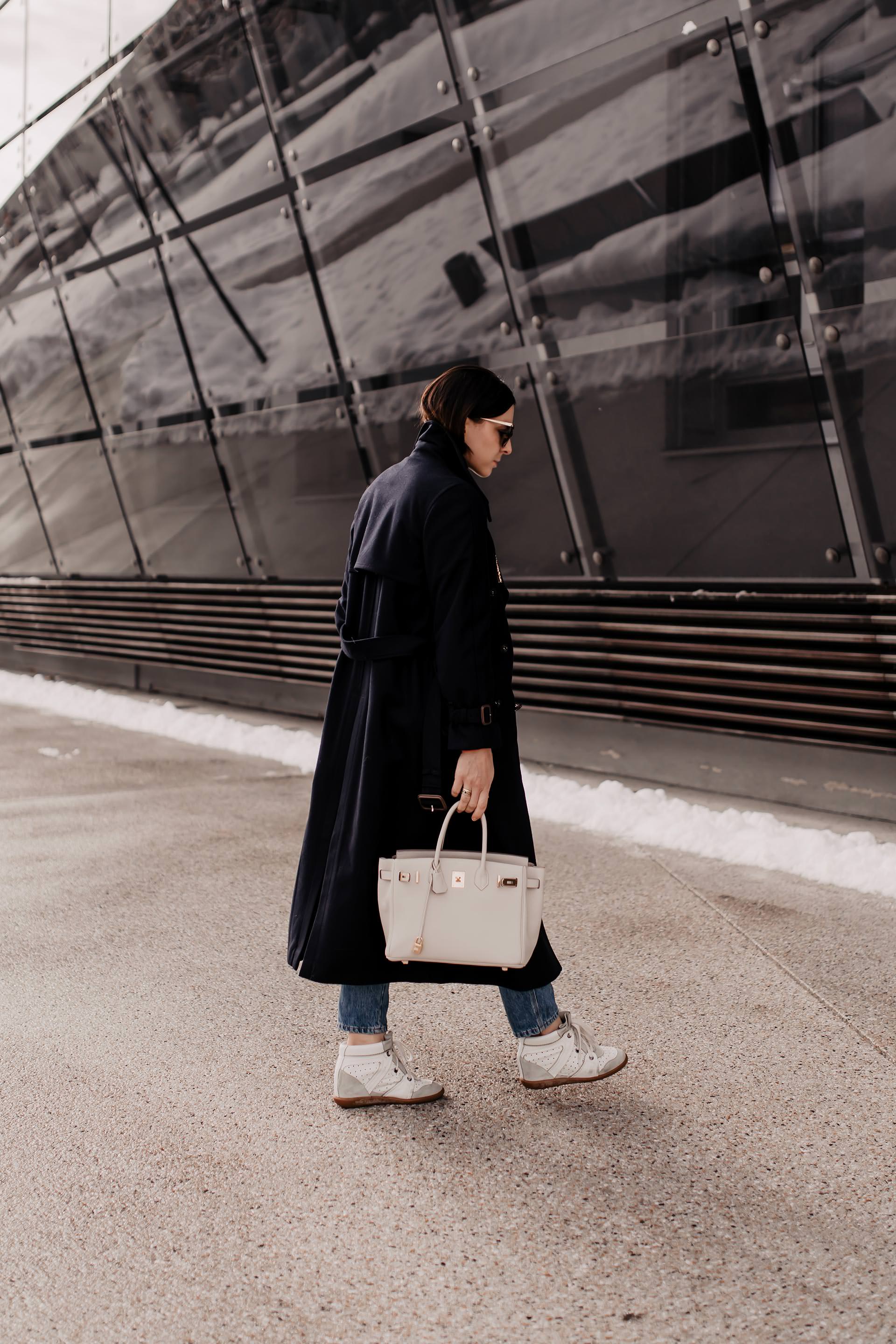 enthält Werbung // Winter Outfit, Modetrends 2019, dunkelblauer trenchcoat kombinieren, dunkelblauer Wollmantel, Isabel Marant Sneaker wedges, hermès birkin bag, Closed Strickpullover, living coral, Arket Mantel, Trenchcoat aus Wolle, Trenchcoat für den Winter, Closed Pedal Pusher Historic Indigo Denim Jeans, Fashion Blogger, www.whoismocca.me #trenchcoat #closed #pedalpusher #livingcoral #winteroutfit #modetrends #wintertrends #hermesbirkin