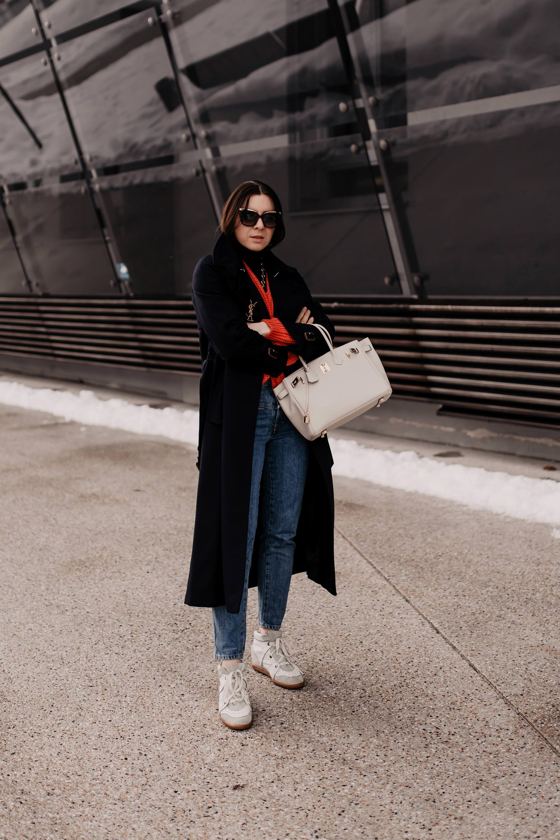 enthält Werbung // Winter Outfit, Modetrends 2019, dunkelblauer trenchcoat kombinieren, dunkelblauer Wollmantel, Isabel Marant Sneaker wedges, hermès birkin bag, Closed Strickpullover, living coral, Arket Mantel, Trenchcoat aus Wolle, Trenchcoat für den Winter, Closed Pedal Pusher Historic Indigo Denim Jeans, Fashion Blogger, www.whoismocca.me #trenchcoat #closed #pedalpusher #livingcoral #winteroutfit #modetrends #wintertrends #hermesbirkin