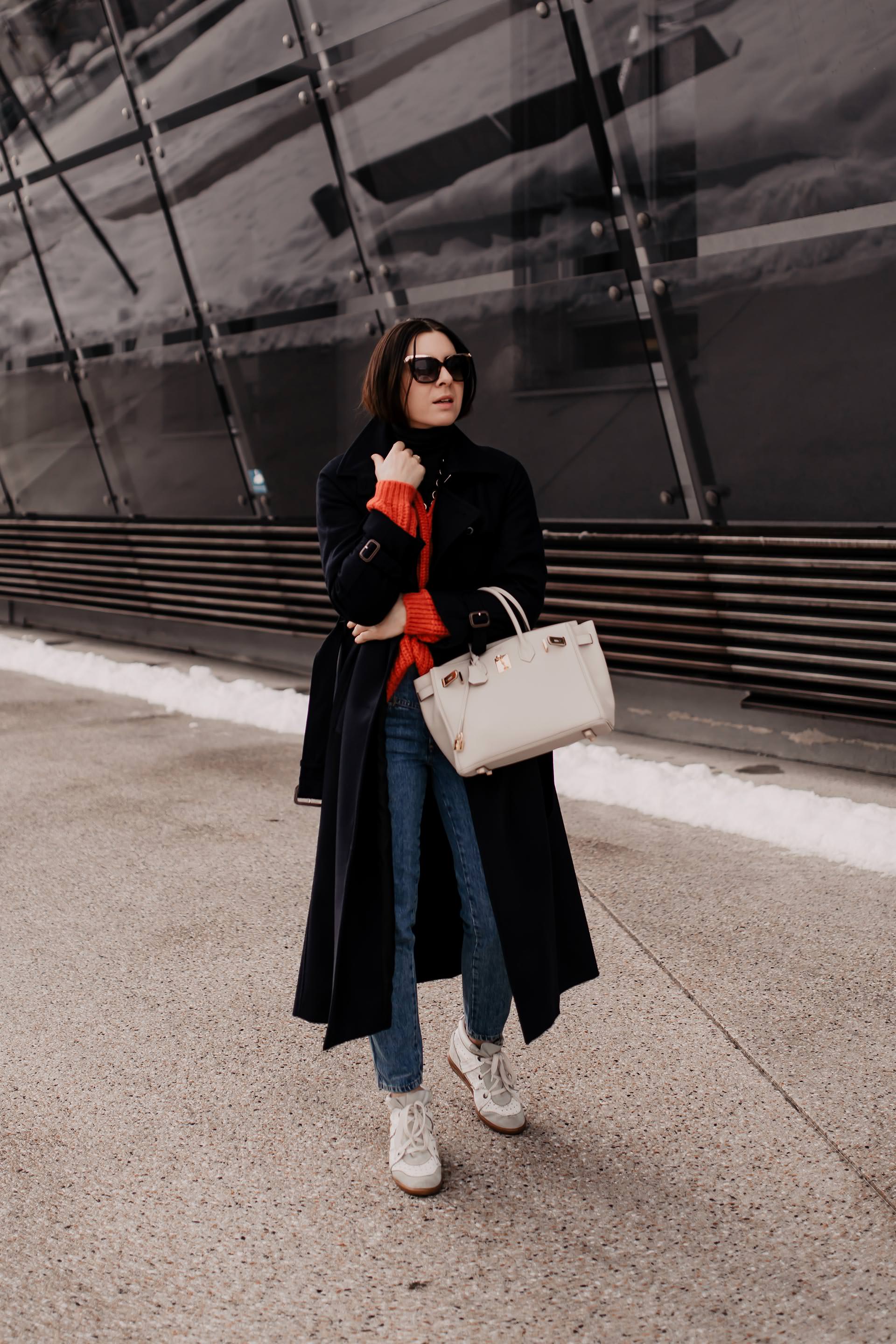 enthält Werbung // Winter Outfit, Modetrends 2019, dunkelblauer trenchcoat kombinieren, dunkelblauer Wollmantel, Isabel Marant Sneaker wedges, hermès birkin bag, Closed Strickpullover, living coral, Arket Mantel, Trenchcoat aus Wolle, Trenchcoat für den Winter, Closed Pedal Pusher Historic Indigo Denim Jeans, Fashion Blogger, www.whoismocca.me #trenchcoat #closed #pedalpusher #livingcoral #winteroutfit #modetrends #wintertrends #hermesbirkin