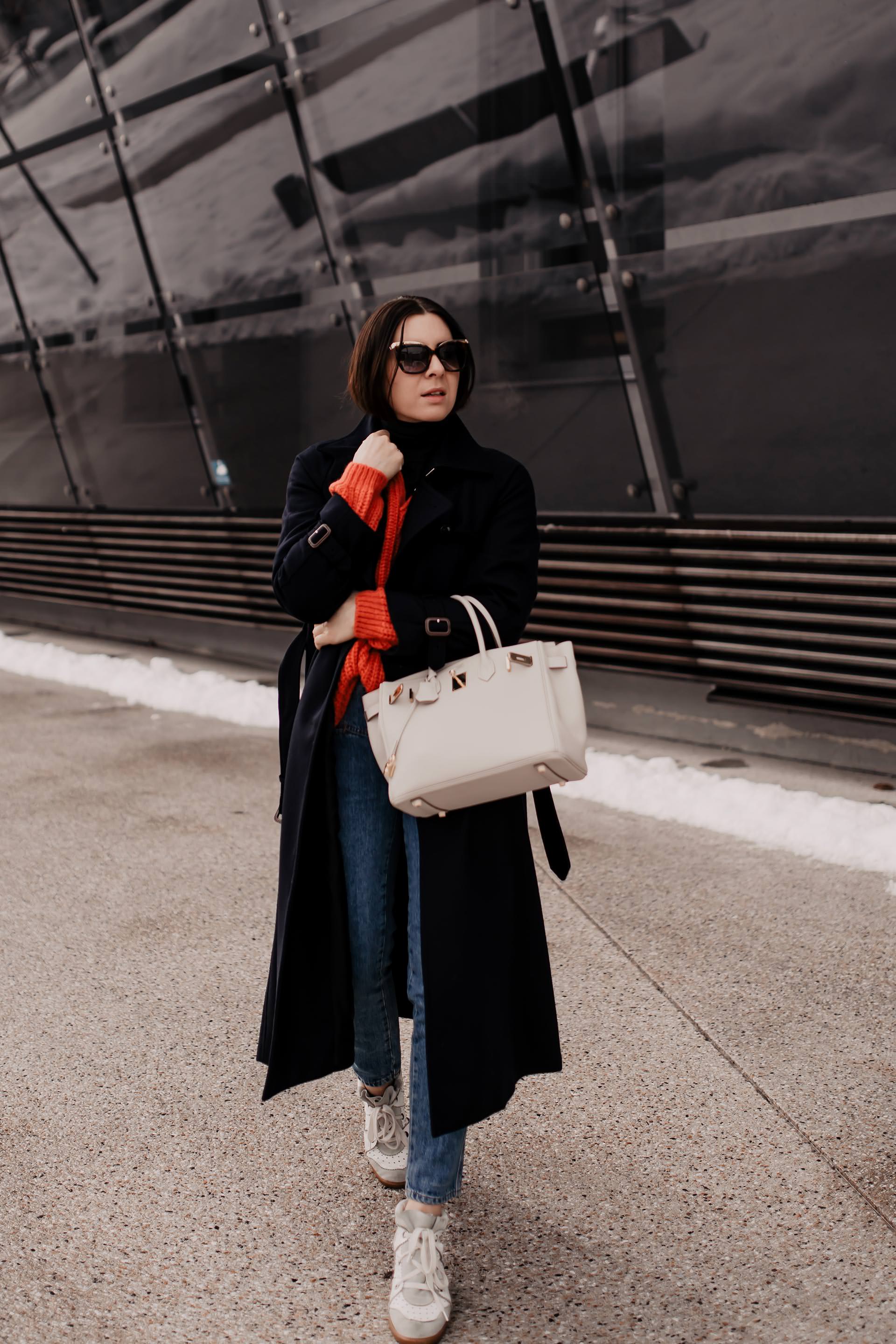 enthält Werbung // Winter Outfit, Modetrends 2019, dunkelblauer trenchcoat kombinieren, dunkelblauer Wollmantel, Isabel Marant Sneaker wedges, hermès birkin bag, Closed Strickpullover, living coral, Arket Mantel, Trenchcoat aus Wolle, Trenchcoat für den Winter, Closed Pedal Pusher Historic Indigo Denim Jeans, Fashion Blogger, www.whoismocca.me #trenchcoat #closed #pedalpusher #livingcoral #winteroutfit #modetrends #wintertrends #hermesbirkin