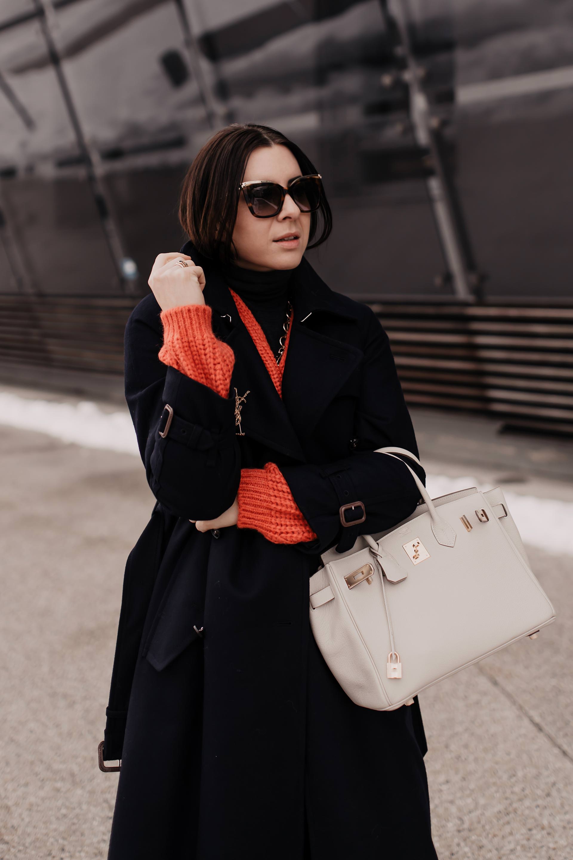 enthält Werbung // Winter Outfit, Modetrends 2019, dunkelblauer trenchcoat kombinieren, dunkelblauer Wollmantel, Isabel Marant Sneaker wedges, hermès birkin bag, Closed Strickpullover, living coral, Arket Mantel, Trenchcoat aus Wolle, Trenchcoat für den Winter, Closed Pedal Pusher Historic Indigo Denim Jeans, Fashion Blogger, www.whoismocca.me #trenchcoat #closed #pedalpusher #livingcoral #winteroutfit #modetrends #wintertrends #hermesbirkin