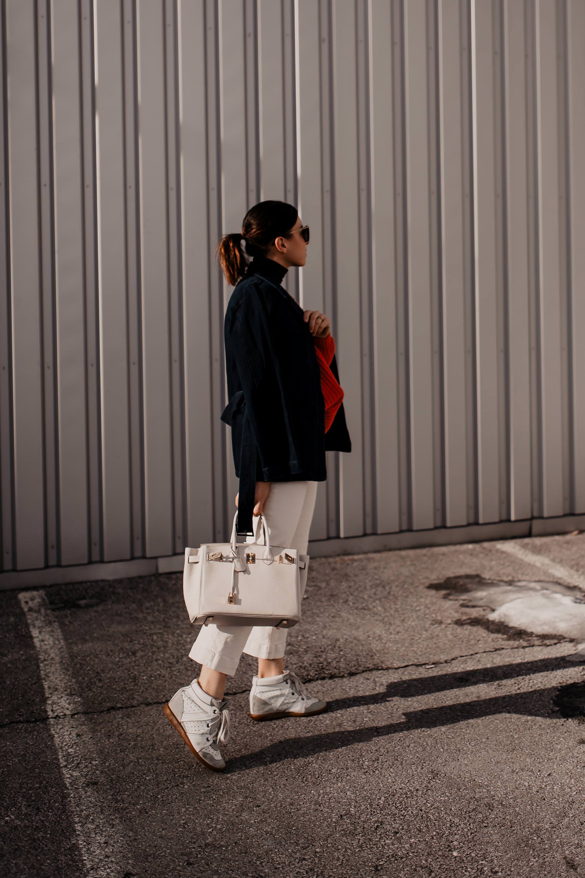 enthält unbeauftragte Werbung // Living Coral, pantone farbe des jahres 2019, pantone farbe 2019, Koralle kombinieren, styling tipps, mode tipps, trendfarben für 2019, modetrends 2019, Outfit für jeden Tag, Closed Pullover, Jeansjacke kombinieren, Sneaker Wedges, Hermes Birkin, www.whoismocca.me #livingcoral #trendfarbe #modetrends #styling #modeblogger