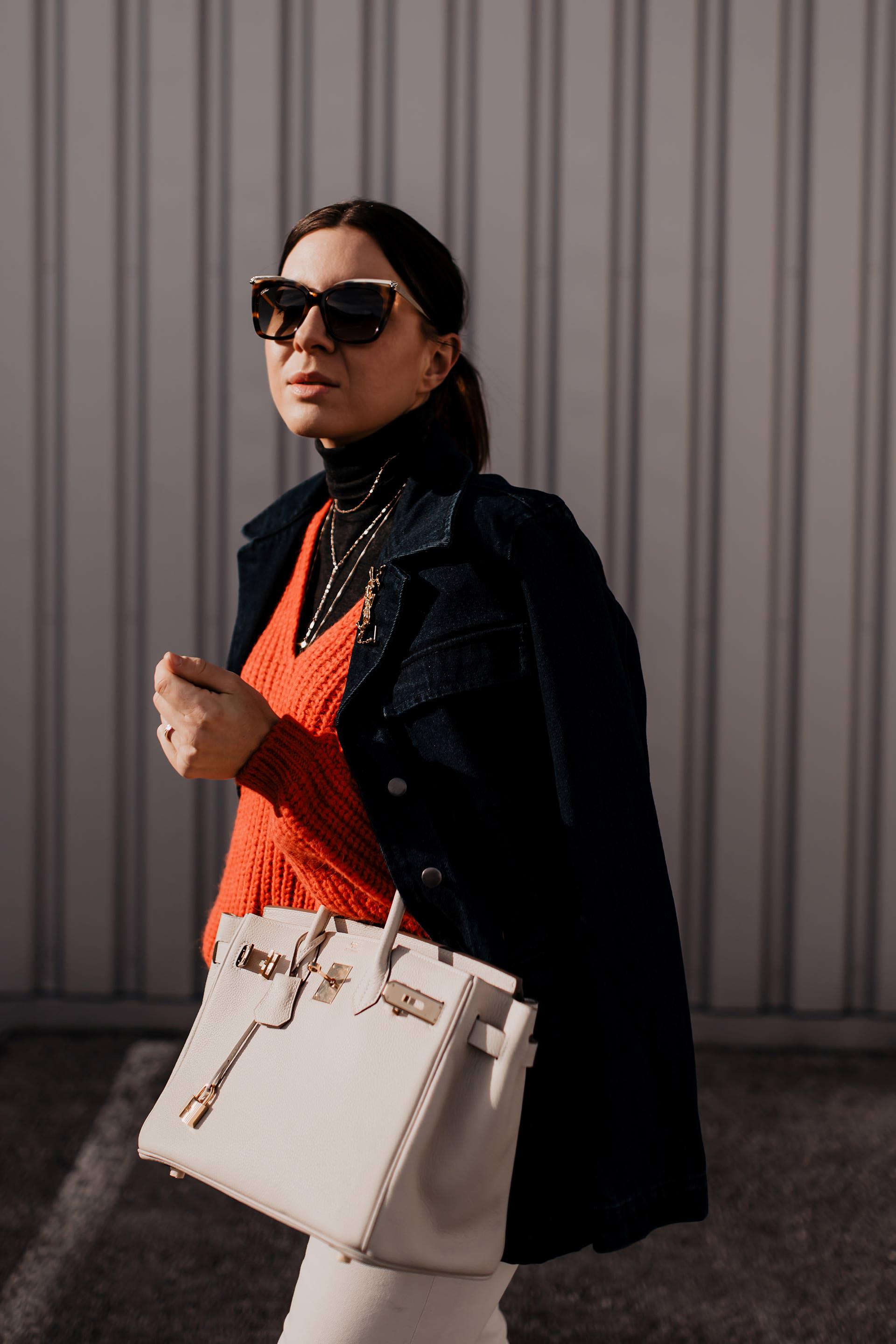 enthält unbeauftragte Werbung // Living Coral, pantone farbe des jahres 2019, pantone farbe 2019, Koralle kombinieren, styling tipps, mode tipps, trendfarben für 2019, modetrends 2019, Outfit für jeden Tag, Closed Pullover, Jeansjacke kombinieren, Sneaker Wedges, Hermes Birkin, www.whoismocca.me #livingcoral #trendfarbe #modetrends #styling #modeblogger
