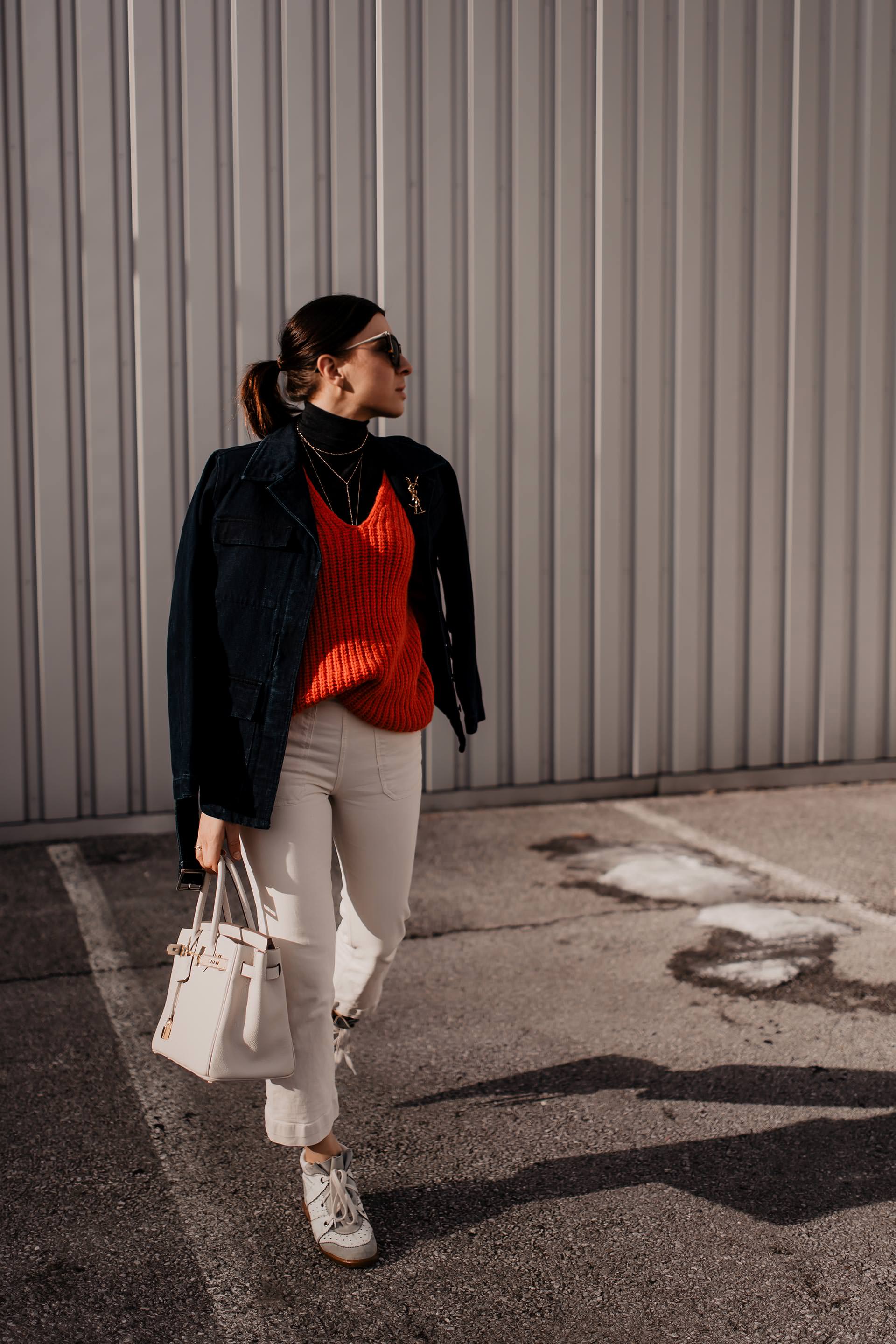 enthält unbeauftragte Werbung // Living Coral, pantone farbe des jahres 2019, pantone farbe 2019, Koralle kombinieren, styling tipps, mode tipps, trendfarben für 2019, modetrends 2019, Outfit für jeden Tag, Closed Pullover, Jeansjacke kombinieren, Sneaker Wedges, Hermes Birkin, www.whoismocca.me #livingcoral #trendfarbe #modetrends #styling #modeblogger