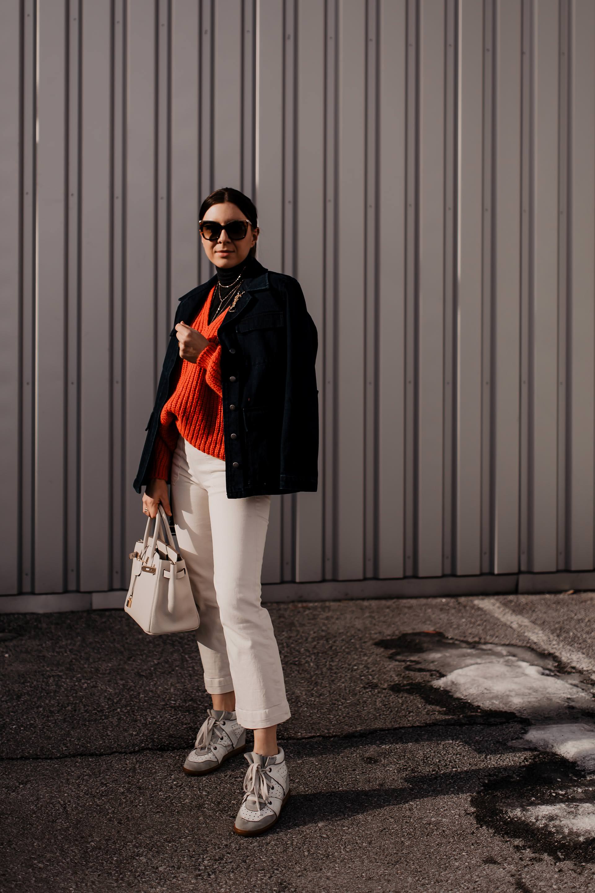 enthält unbeauftragte Werbung // Living Coral, pantone farbe des jahres 2019, pantone farbe 2019, Koralle kombinieren, styling tipps, mode tipps, trendfarben für 2019, modetrends 2019, Outfit für jeden Tag, Closed Pullover, Jeansjacke kombinieren, Sneaker Wedges, Hermes Birkin, www.whoismocca.me #livingcoral #trendfarbe #modetrends #styling #modeblogger