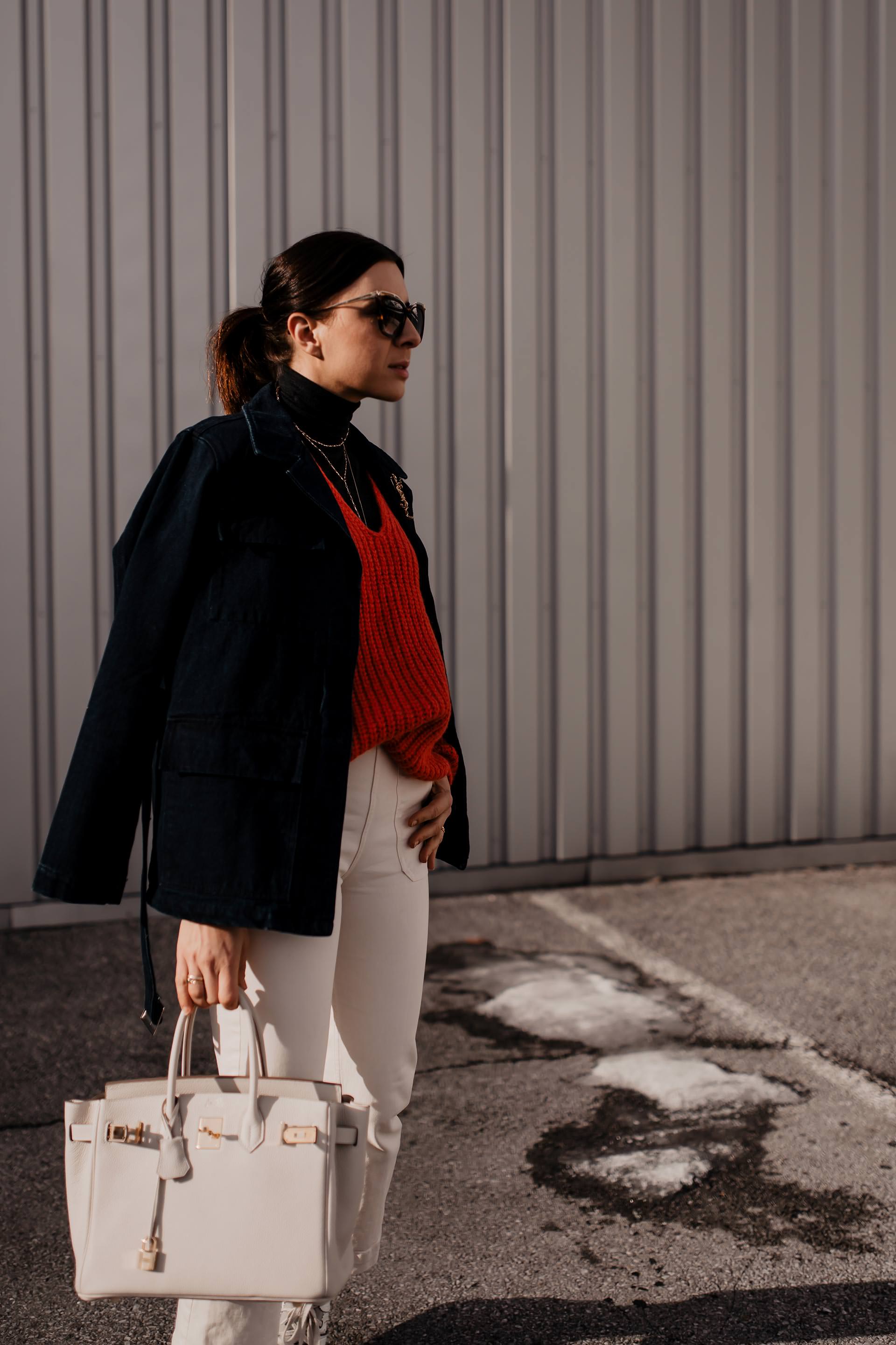 enthält unbeauftragte Werbung // Living Coral, pantone farbe des jahres 2019, pantone farbe 2019, Koralle kombinieren, styling tipps, mode tipps, trendfarben für 2019, modetrends 2019, Outfit für jeden Tag, Closed Pullover, Jeansjacke kombinieren, Sneaker Wedges, Hermes Birkin, www.whoismocca.me #livingcoral #trendfarbe #modetrends #styling #modeblogger