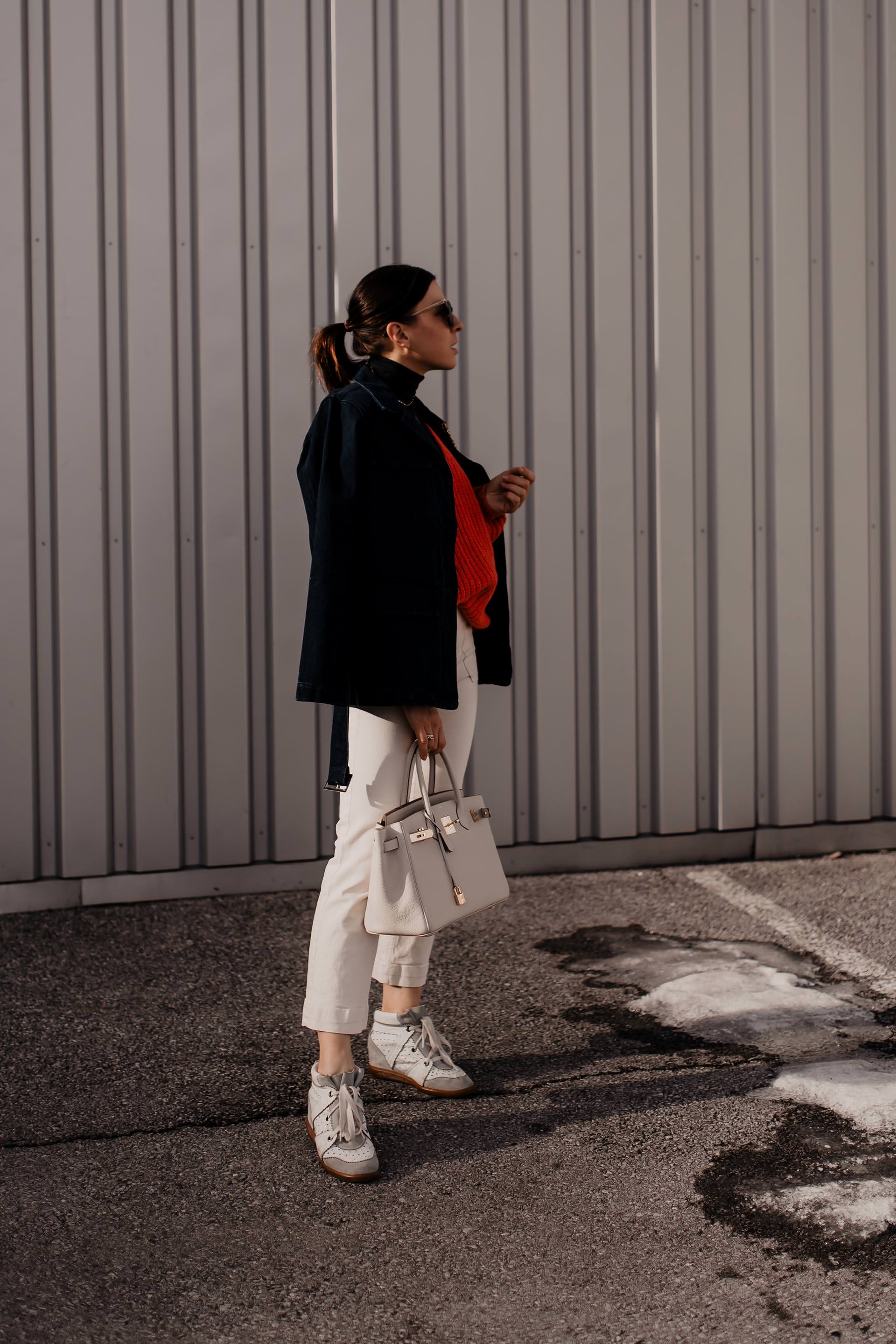 enthält unbeauftragte Werbung // Living Coral, pantone farbe des jahres 2019, pantone farbe 2019, Koralle kombinieren, styling tipps, mode tipps, trendfarben für 2019, modetrends 2019, Outfit für jeden Tag, Closed Pullover, Jeansjacke kombinieren, Sneaker Wedges, Hermes Birkin, www.whoismocca.me #livingcoral #trendfarbe #modetrends #styling #modeblogger