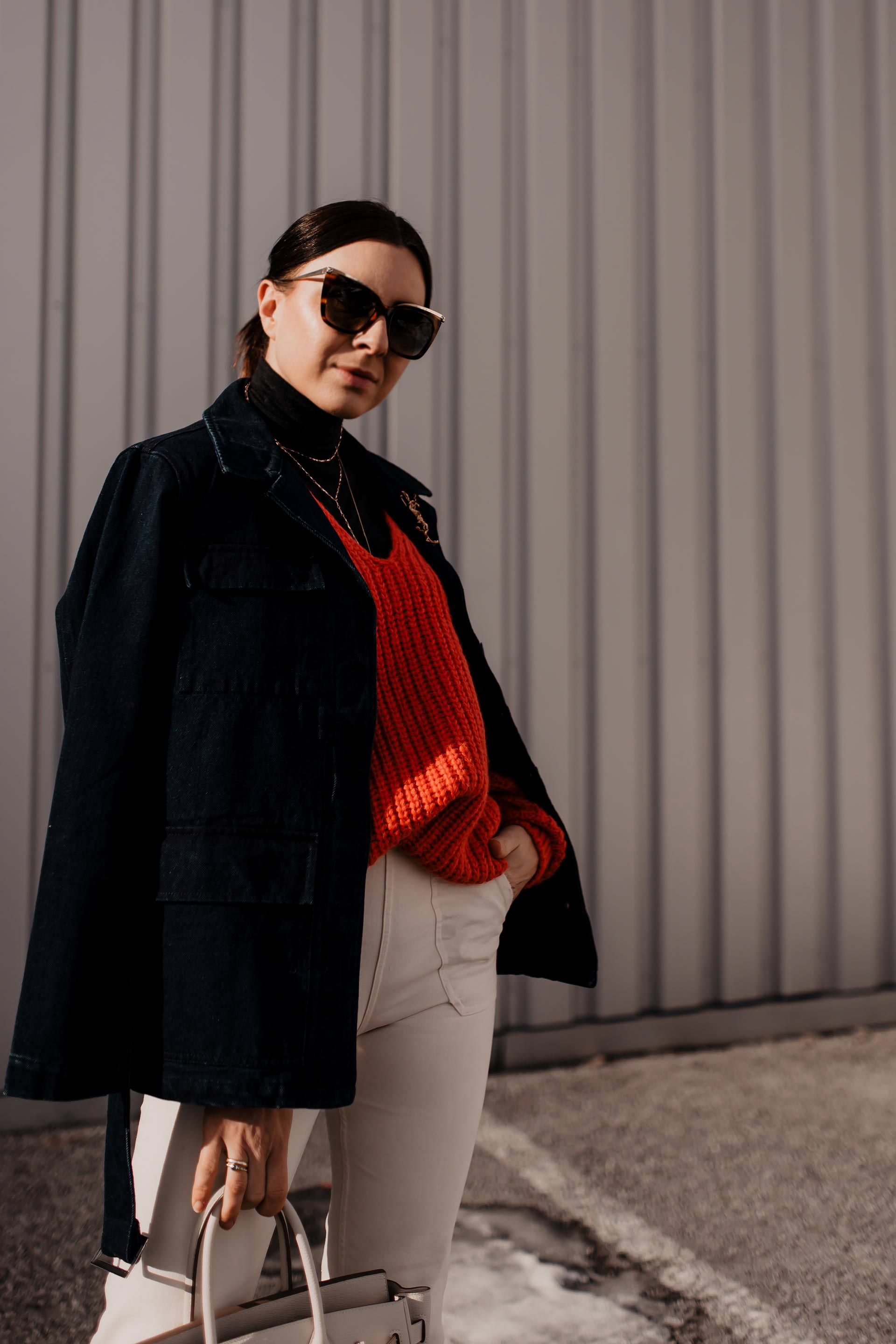 enthält unbeauftragte Werbung // Living Coral, pantone farbe des jahres 2019, pantone farbe 2019, Koralle kombinieren, styling tipps, mode tipps, trendfarben für 2019, modetrends 2019, Outfit für jeden Tag, Closed Pullover, Jeansjacke kombinieren, Sneaker Wedges, Hermes Birkin, www.whoismocca.me #livingcoral #trendfarbe #modetrends #styling #modeblogger
