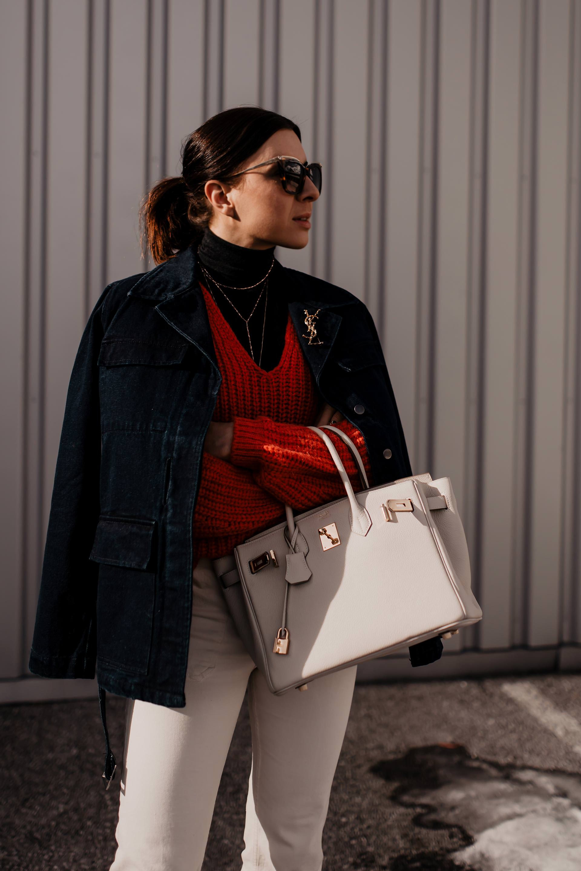 enthält unbeauftragte Werbung // Living Coral, pantone farbe des jahres 2019, pantone farbe 2019, Koralle kombinieren, styling tipps, mode tipps, trendfarben für 2019, modetrends 2019, Outfit für jeden Tag, Closed Pullover, Jeansjacke kombinieren, Sneaker Wedges, Hermes Birkin, www.whoismocca.me #livingcoral #trendfarbe #modetrends #styling #modeblogger 