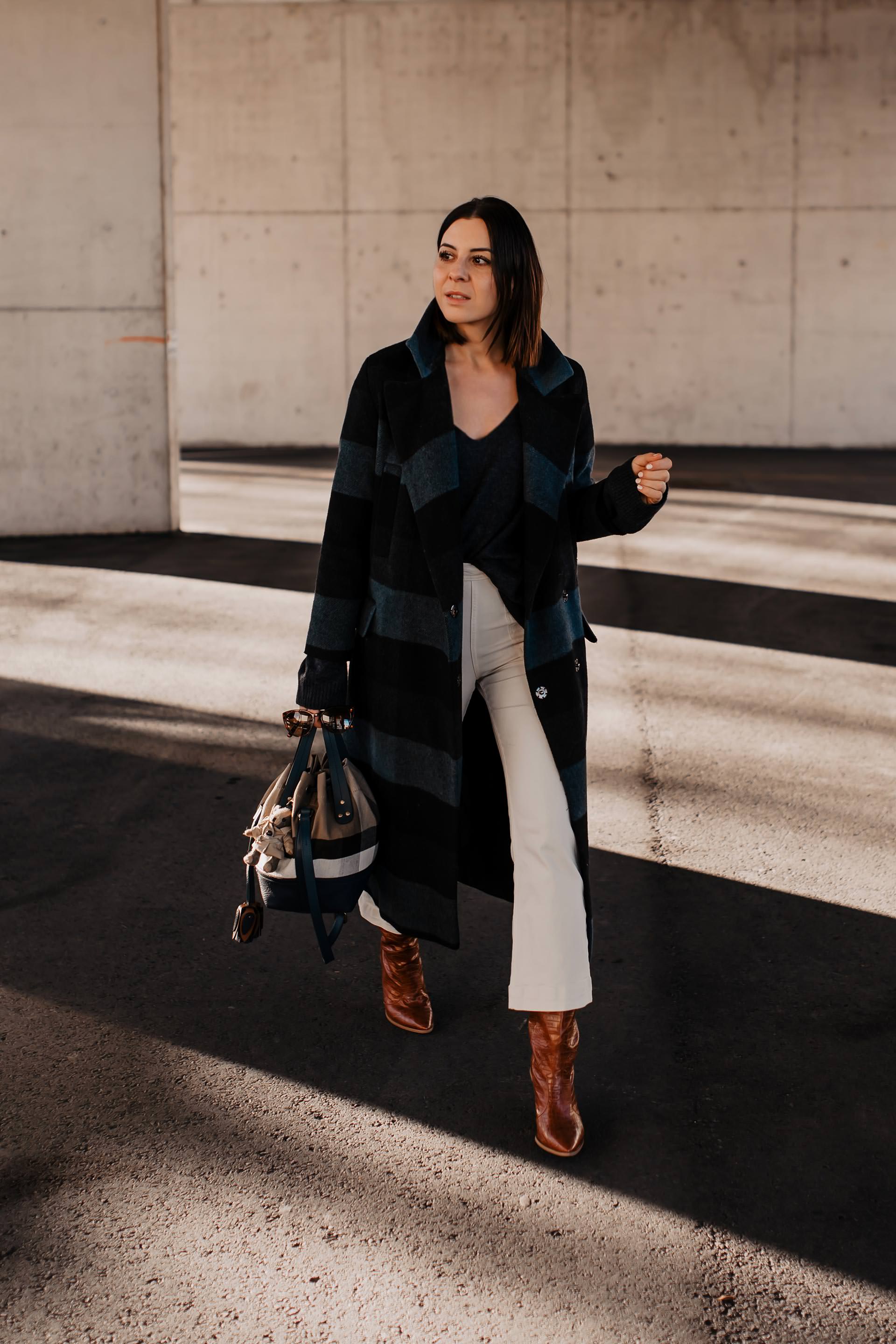 enthält unbeauftragte Werbung. dunkelblau kombinieren, modetrends 2019, trendfarben 2019 mode, blau ist das neue schwarz, blau kombinieren, trendfarbe dunkelblau, outfit inspirationen, styling tipps, Modebloggerin, Fashion Blog, blauer kaschmir pulli, alltagsoutfit, mode tipps, www.whoismocca.me #dunkelblau #modetrends #wintertrends #blau #streetstyle #burberry #kariert