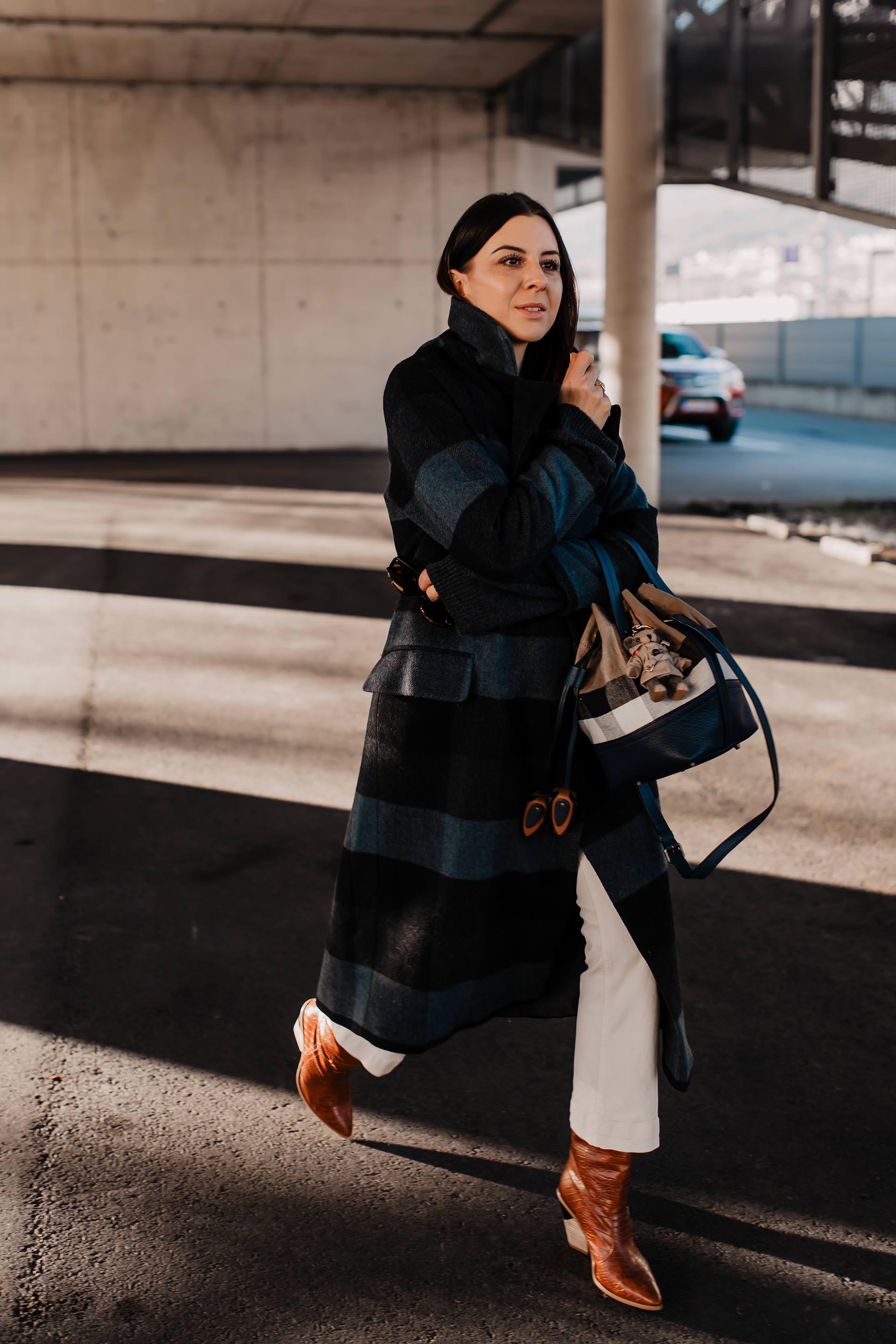 enthält unbeauftragte Werbung. dunkelblau kombinieren, modetrends 2019, trendfarben 2019 mode, blau ist das neue schwarz, blau kombinieren, trendfarbe dunkelblau, outfit inspirationen, styling tipps, Modebloggerin, Fashion Blog, blauer kaschmir pulli, alltagsoutfit, mode tipps, www.whoismocca.me #dunkelblau #modetrends #wintertrends #blau #streetstyle #burberry #kariert