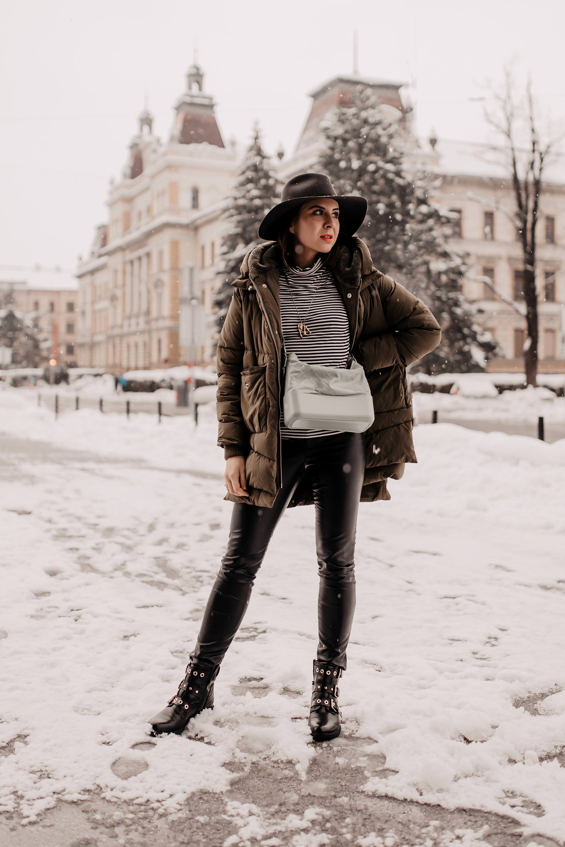 Produktplatzierung // Ideen für warme winter outfits, biker boots kombinieren, Daunenjacke ohne daunen, Pufferjacke, schwarze Lederhose kombinieren, schwarze Lederhose kaufen, Winter Trends 2018/19, Modetrends 2019, Wintermode, warme winter outdoorjacke, Outfit für kalte tage, outfit für kalte wintertage, Mode und Styling Tipps, Fashion Blogger, www.whoismocca.me #wintermode #winteroutfit #modetrends #pufferjacke #lederhose #bikerboots #alltagsoutfit