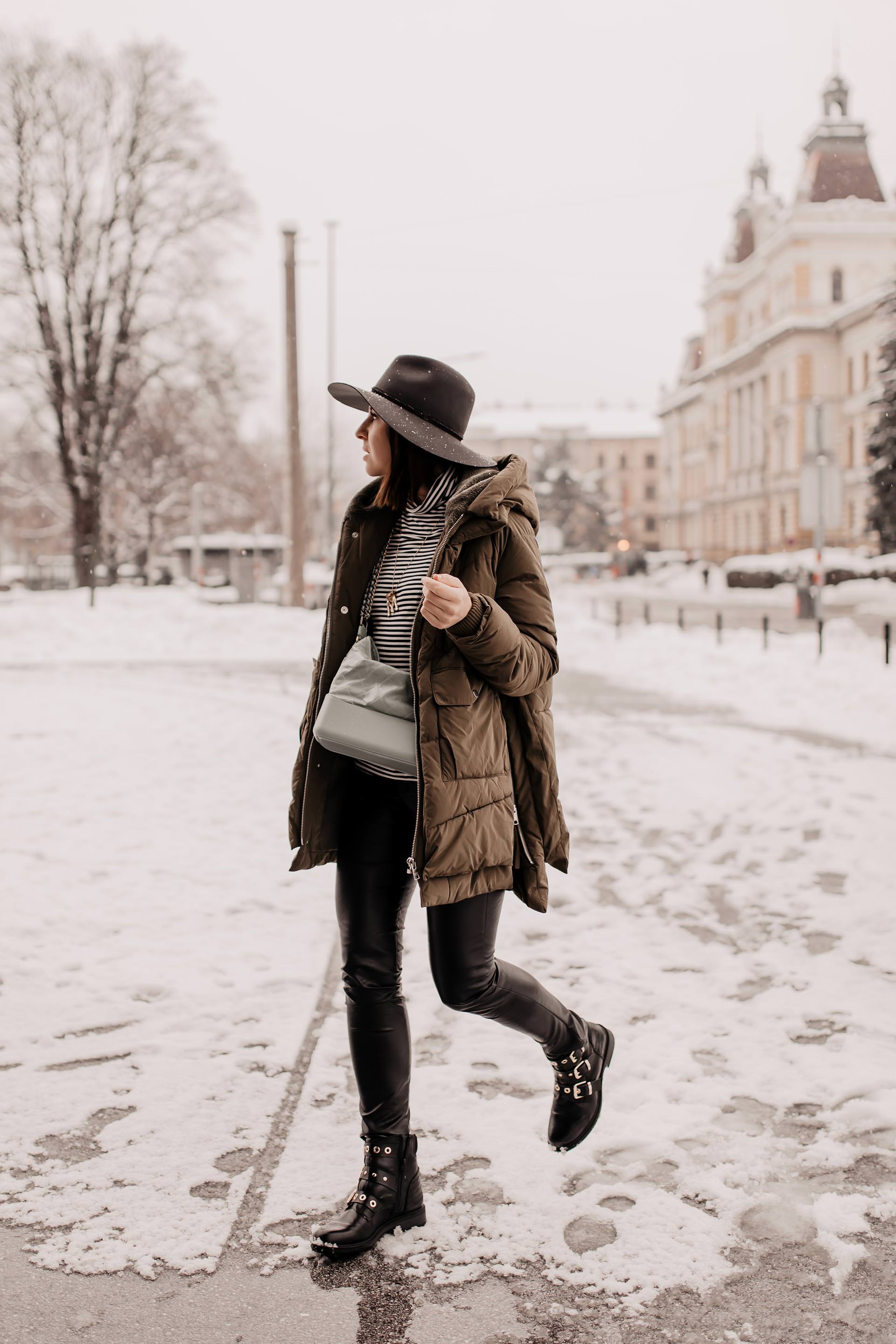 Produktplatzierung // Ideen für warme winter outfits, biker boots kombinieren, Daunenjacke ohne daunen, Pufferjacke, schwarze Lederhose kombinieren, schwarze Lederhose kaufen, Winter Trends 2018/19, Modetrends 2019, Wintermode, warme winter outdoorjacke, Outfit für kalte tage, outfit für kalte wintertage, Mode und Styling Tipps, Fashion Blogger, www.whoismocca.me #wintermode #winteroutfit #modetrends #pufferjacke #lederhose #bikerboots #alltagsoutfit