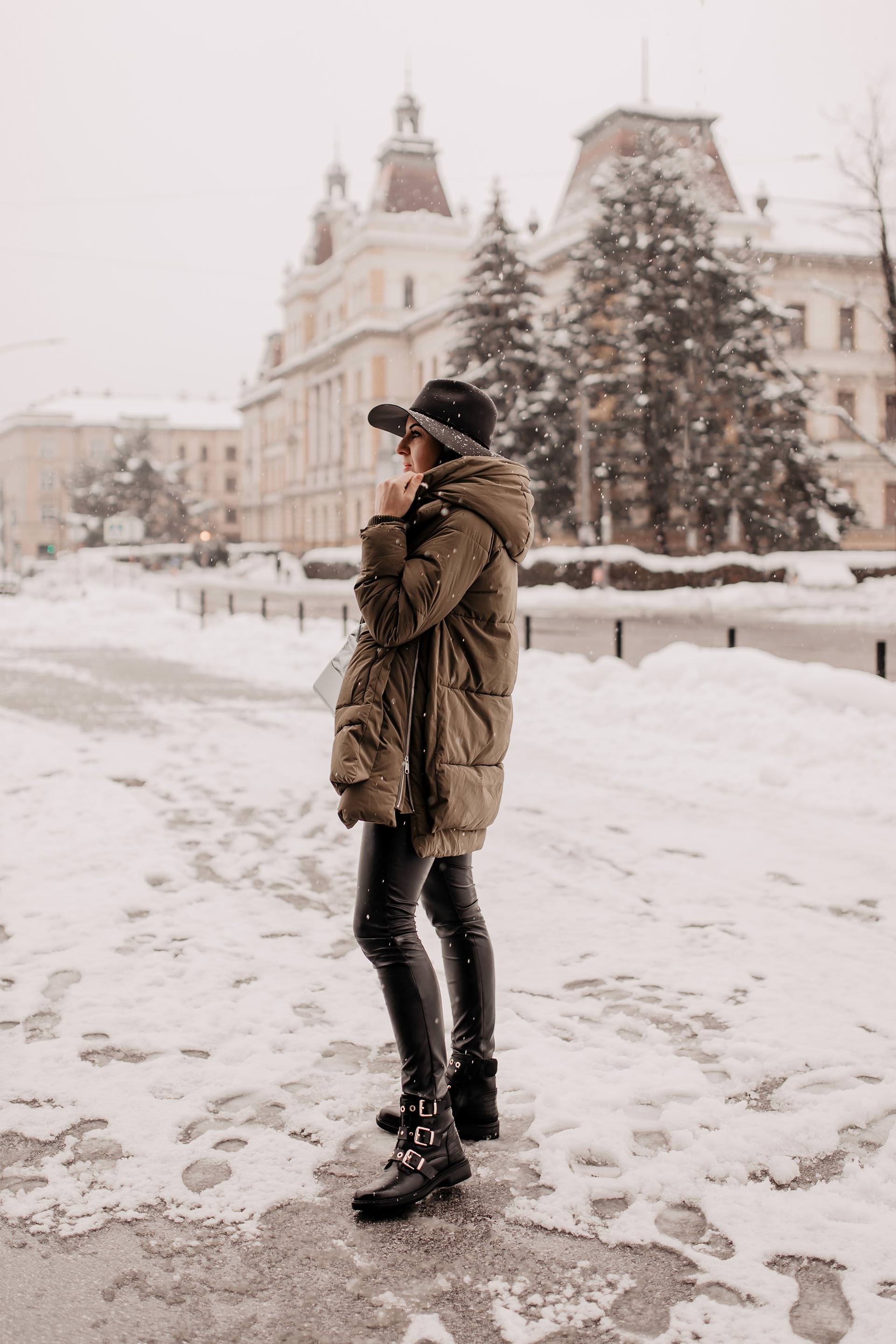 Produktplatzierung // Ideen für warme winter outfits, biker boots kombinieren, Daunenjacke ohne daunen, Pufferjacke, schwarze Lederhose kombinieren, schwarze Lederhose kaufen, Winter Trends 2018/19, Modetrends 2019, Wintermode, warme winter outdoorjacke, Outfit für kalte tage, outfit für kalte wintertage, Mode und Styling Tipps, Fashion Blogger, www.whoismocca.me #wintermode #winteroutfit #modetrends #pufferjacke #lederhose #bikerboots #alltagsoutfit