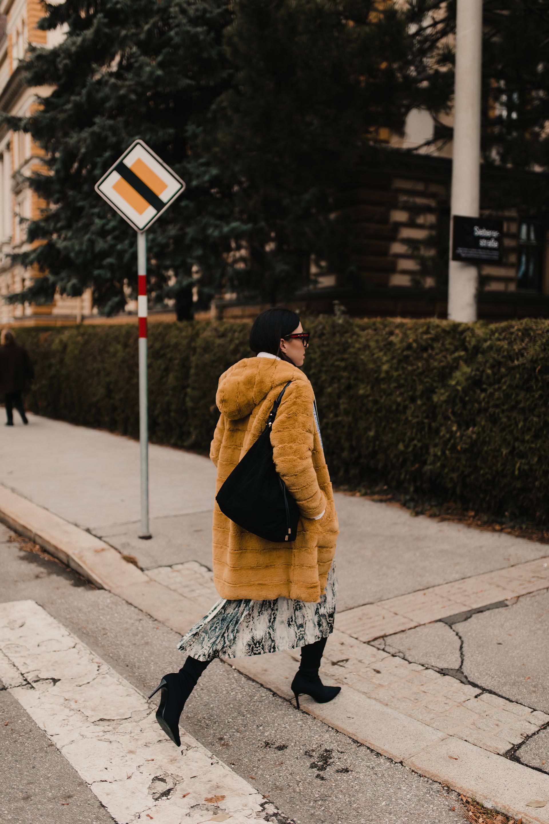 enthält unbeauftragte Werbung. fake fur mantel kombinieren, gelber fellmantel, schlangenprint rock, modetrends 2019, snake print trend, overknee boots kombinieren, schwarze beuteltasche, weißer rollkragenpullover, winter outfit,  modetrends winter 2018/19, modetrends 2019 damen, outfit mit midirock, alltagsoutfit, Modeblogger, www.whoismocca.me #fakefur #winteroutfit #snakeprint #modetrends #winteroutfit