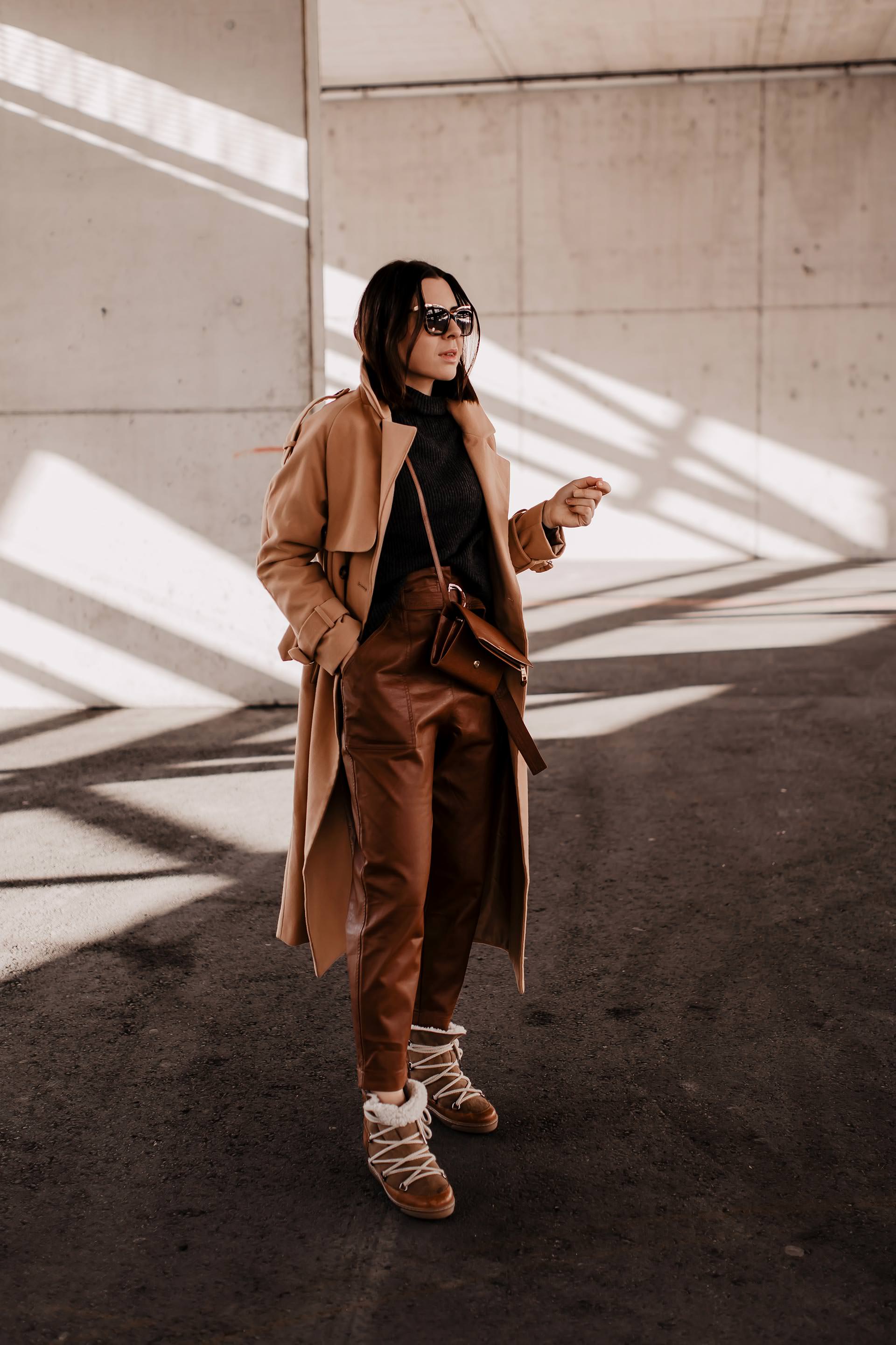 Alltagsoutfit mit High-Waist-Lederhose // enthält unbeauftragte Werbung // outfit mit brauner hose, isabel marant nowles boots, Winter Trenchcoat, Lederhose kombinieren alltag, lederhose kaufen, outfit mit beigen trenchcoat, Frühlings outfit, Outfit Ideen für jeden Tag, Modeblogger, Styling Inspiration, www.whoismocca.me #lederhose #alltagsoutfit #mode #fashionblogger #modetrends