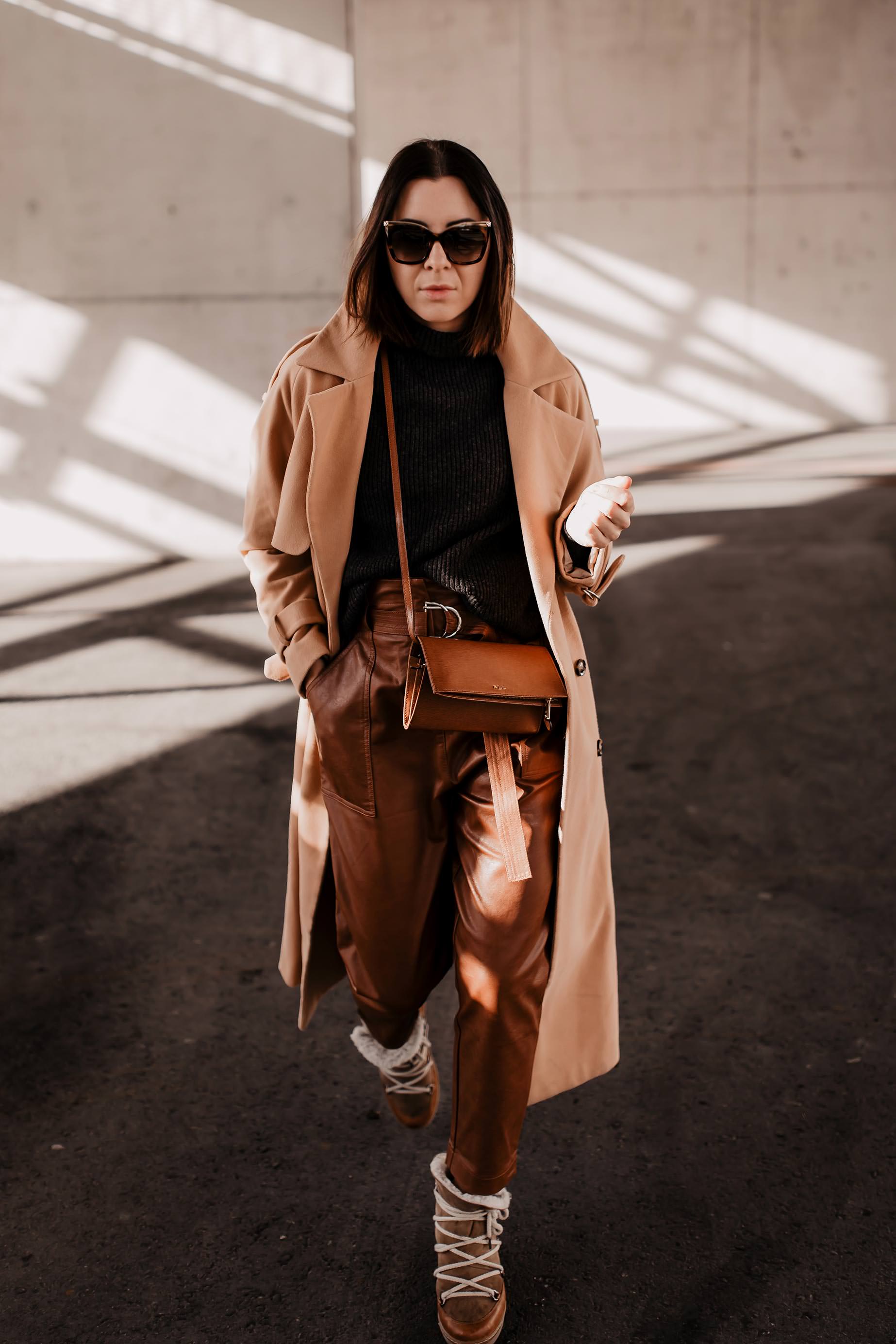 Alltagsoutfit mit High-Waist-Lederhose // enthält unbeauftragte Werbung // outfit mit brauner hose, isabel marant nowles boots, Winter Trenchcoat, Lederhose kombinieren alltag, lederhose kaufen, outfit mit beigen trenchcoat, Frühlings outfit, Outfit Ideen für jeden Tag, Modeblogger, Styling Inspiration, www.whoismocca.me #lederhose #alltagsoutfit #mode #fashionblogger #modetrends