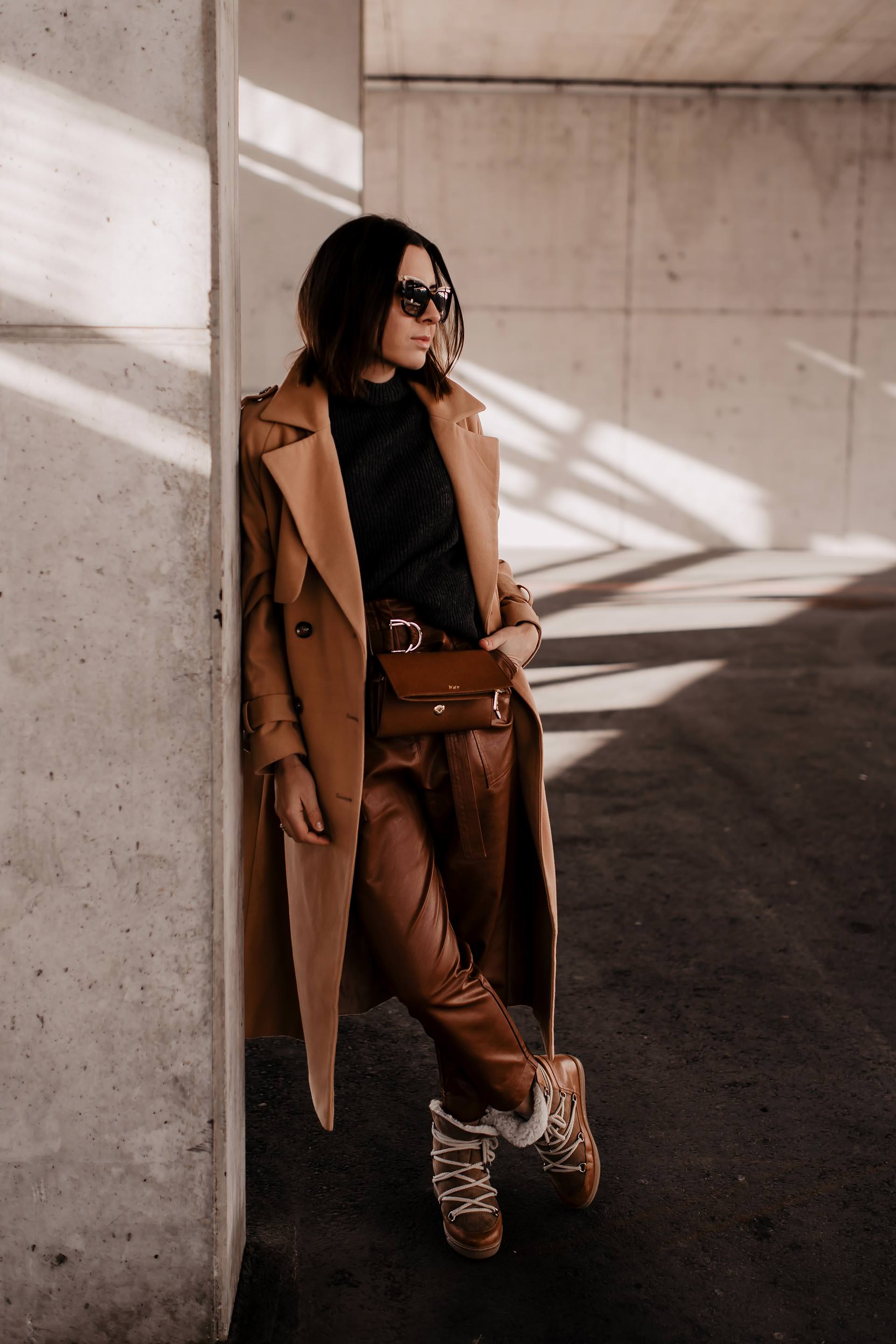 Alltagsoutfit mit High-Waist-Lederhose // enthält unbeauftragte Werbung // outfit mit brauner hose, isabel marant nowles boots, Winter Trenchcoat, Lederhose kombinieren alltag, lederhose kaufen, outfit mit beigen trenchcoat, Frühlings outfit, Outfit Ideen für jeden Tag, Modeblogger, Styling Inspiration, www.whoismocca.me #lederhose #alltagsoutfit #mode #fashionblogger #modetrends