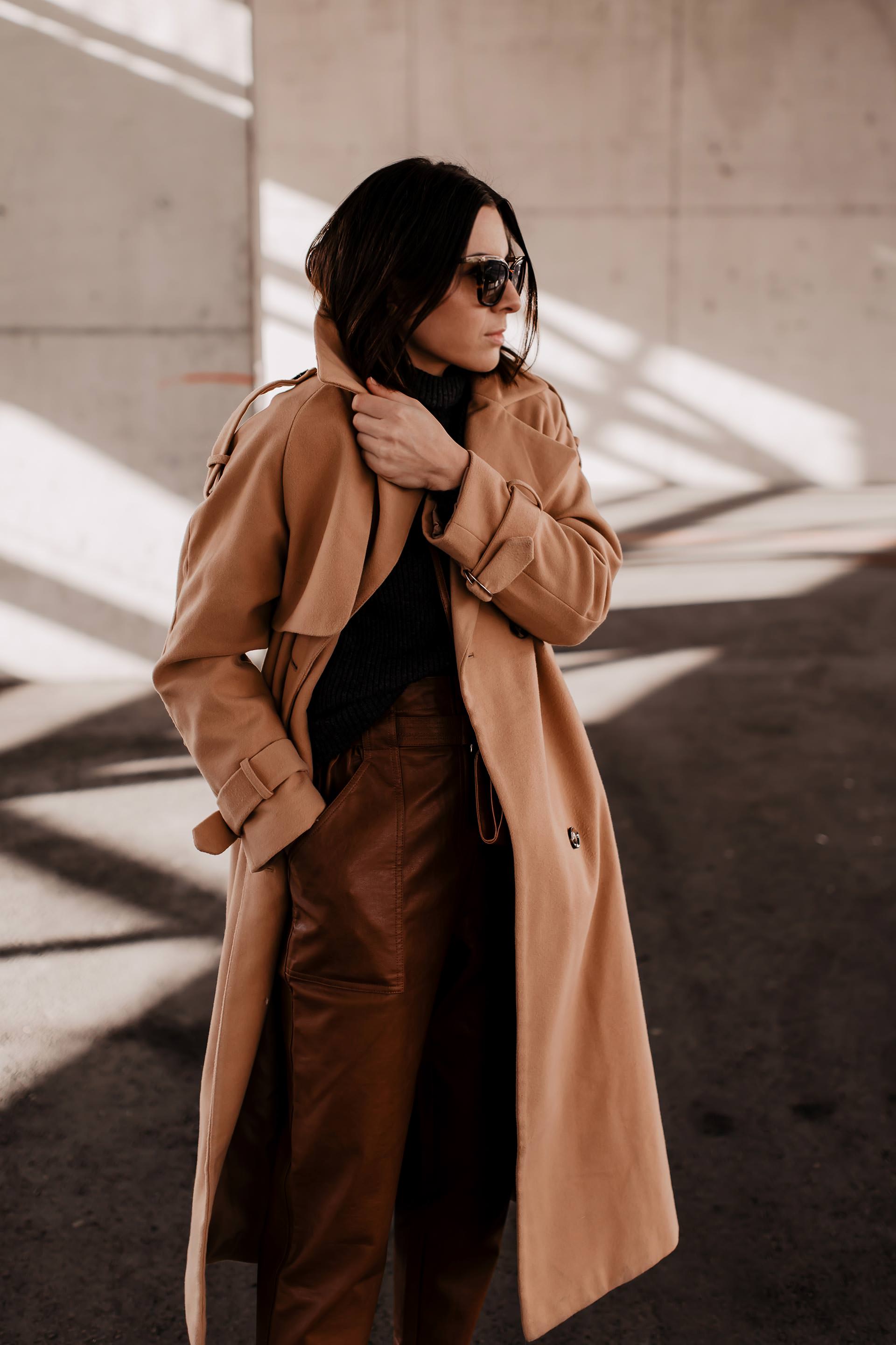 Alltagsoutfit mit High-Waist-Lederhose // enthält unbeauftragte Werbung // outfit mit brauner hose, isabel marant nowles boots, Winter Trenchcoat, Lederhose kombinieren alltag, lederhose kaufen, outfit mit beigen trenchcoat, Frühlings outfit, Outfit Ideen für jeden Tag, Modeblogger, Styling Inspiration, www.whoismocca.me #lederhose #alltagsoutfit #mode #fashionblogger #modetrends