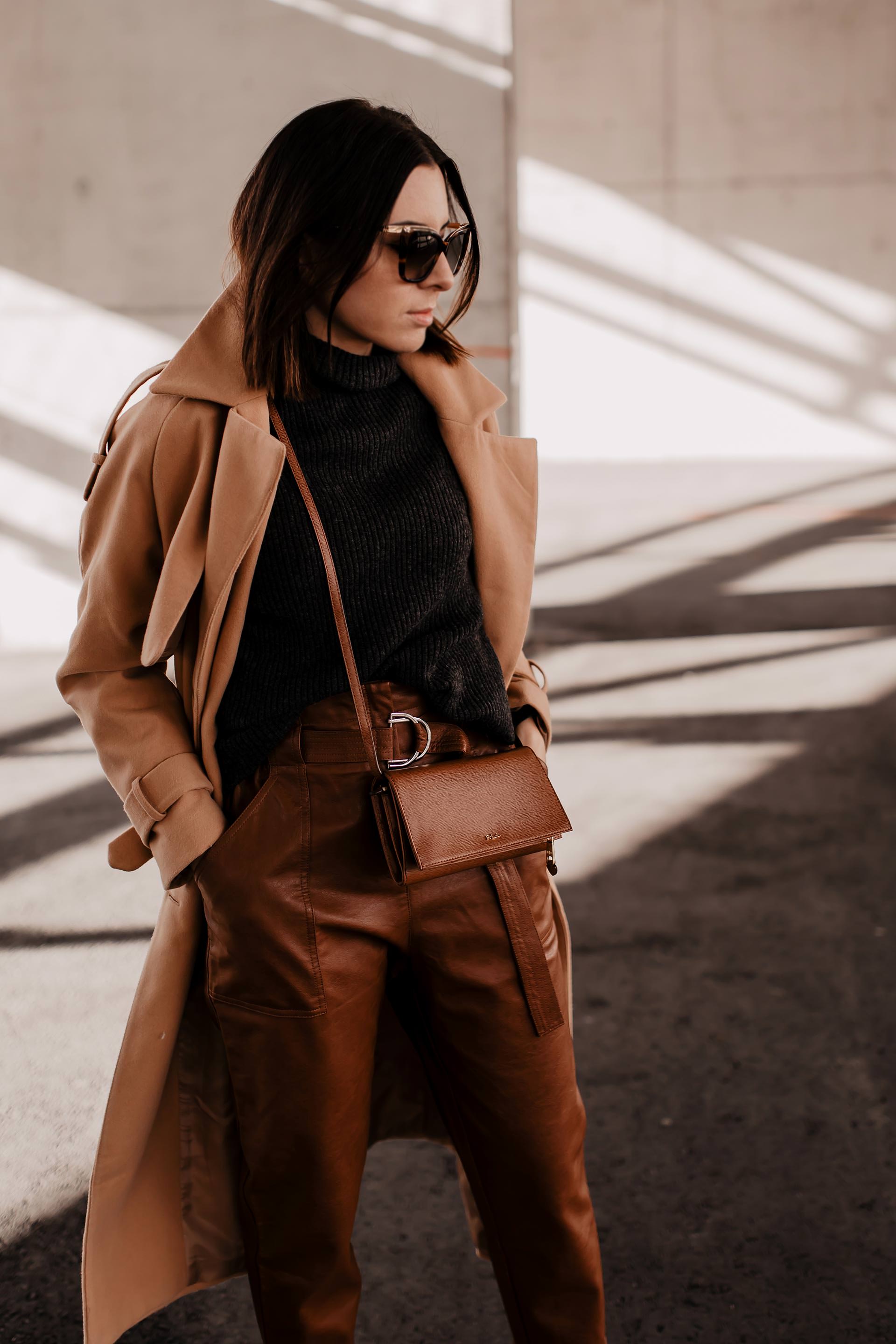 Alltagsoutfit mit High-Waist-Lederhose // enthält unbeauftragte Werbung // outfit mit brauner hose, isabel marant nowles boots, Winter Trenchcoat, Lederhose kombinieren alltag, lederhose kaufen, outfit mit beigen trenchcoat, Frühlings outfit, Outfit Ideen für jeden Tag, Modeblogger, Styling Inspiration, www.whoismocca.me #lederhose #alltagsoutfit #mode #fashionblogger #modetrends