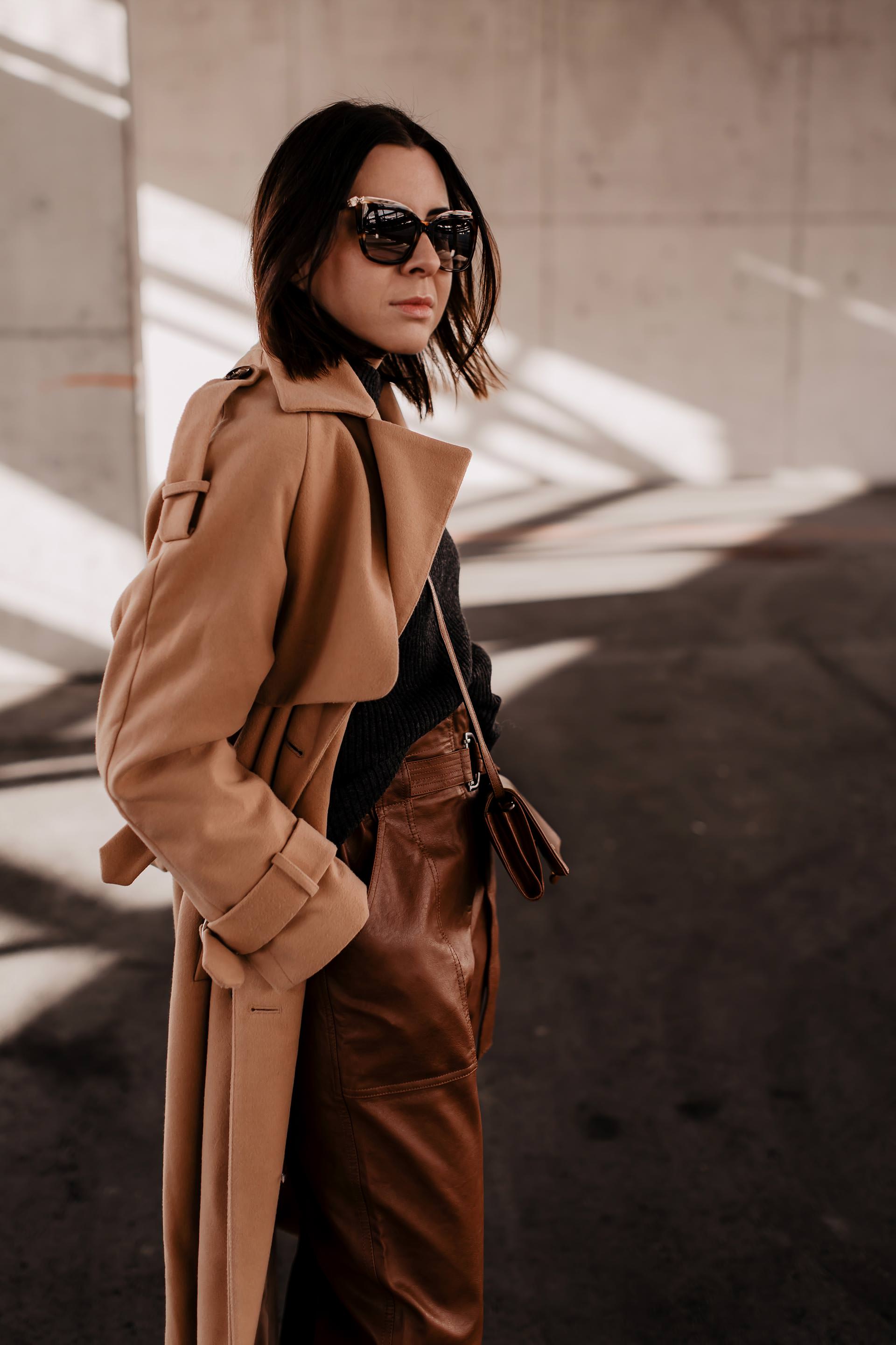 Alltagsoutfit mit High-Waist-Lederhose // enthält unbeauftragte Werbung // outfit mit brauner hose, isabel marant nowles boots, Winter Trenchcoat, Lederhose kombinieren alltag, lederhose kaufen, outfit mit beigen trenchcoat, Frühlings outfit, Outfit Ideen für jeden Tag, Modeblogger, Styling Inspiration, www.whoismocca.me #lederhose #alltagsoutfit #mode #fashionblogger #modetrends