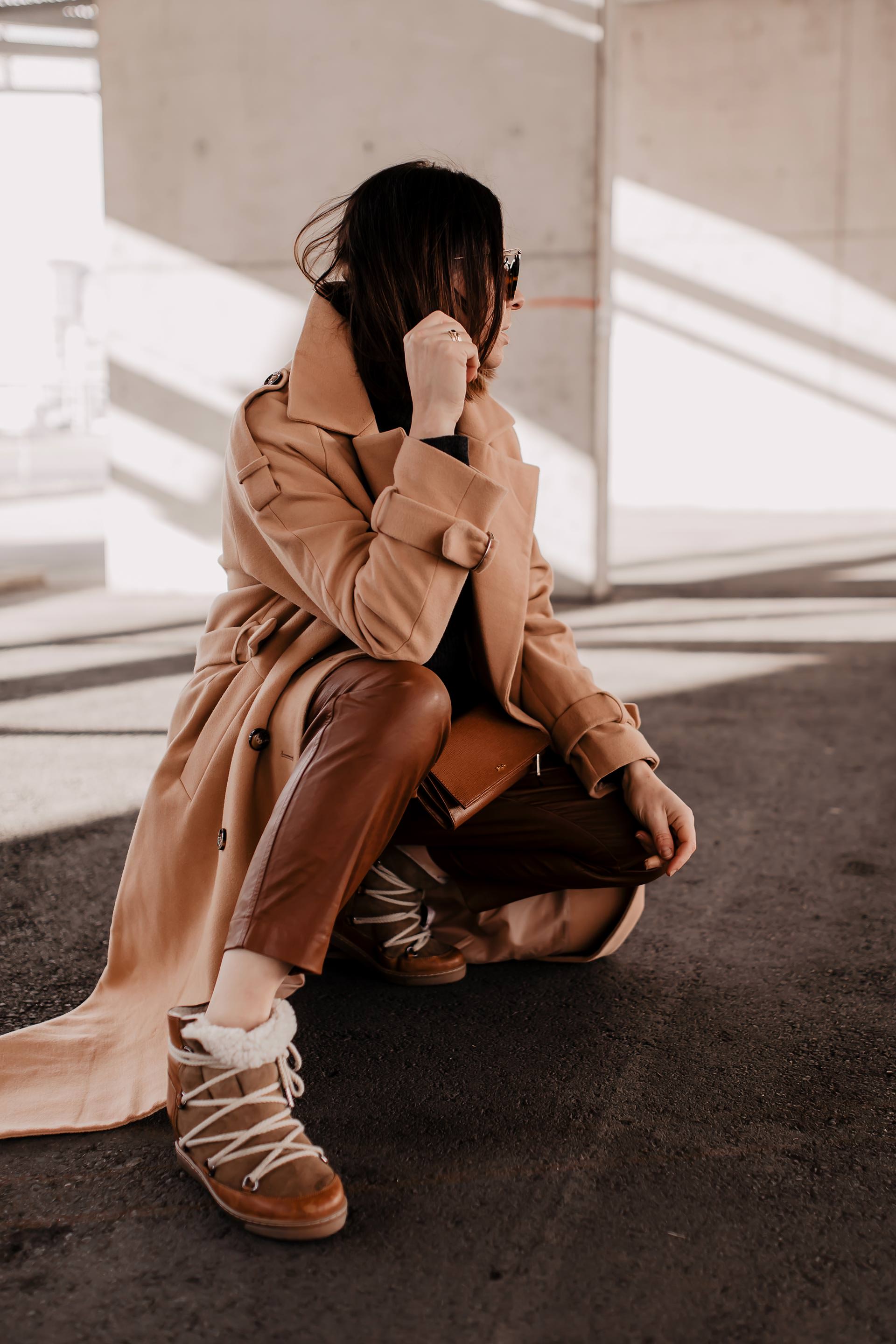 Alltagsoutfit mit High-Waist-Lederhose // enthält unbeauftragte Werbung // outfit mit brauner hose, isabel marant nowles boots, Winter Trenchcoat, Lederhose kombinieren alltag, lederhose kaufen, outfit mit beigen trenchcoat, Frühlings outfit, Outfit Ideen für jeden Tag, Modeblogger, Styling Inspiration, www.whoismocca.me #lederhose #alltagsoutfit #mode #fashionblogger #modetrends