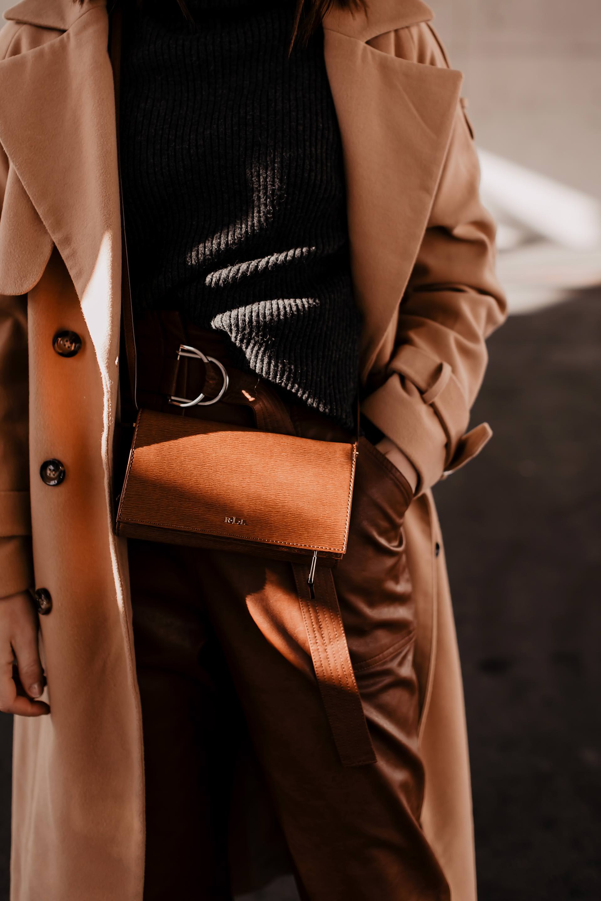 Alltagsoutfit mit High-Waist-Lederhose // enthält unbeauftragte Werbung // outfit mit brauner hose, isabel marant nowles boots, Winter Trenchcoat, Lederhose kombinieren alltag, lederhose kaufen, outfit mit beigen trenchcoat, Frühlings outfit, Outfit Ideen für jeden Tag, Modeblogger, Styling Inspiration, www.whoismocca.me #lederhose #alltagsoutfit #mode #fashionblogger #modetrends