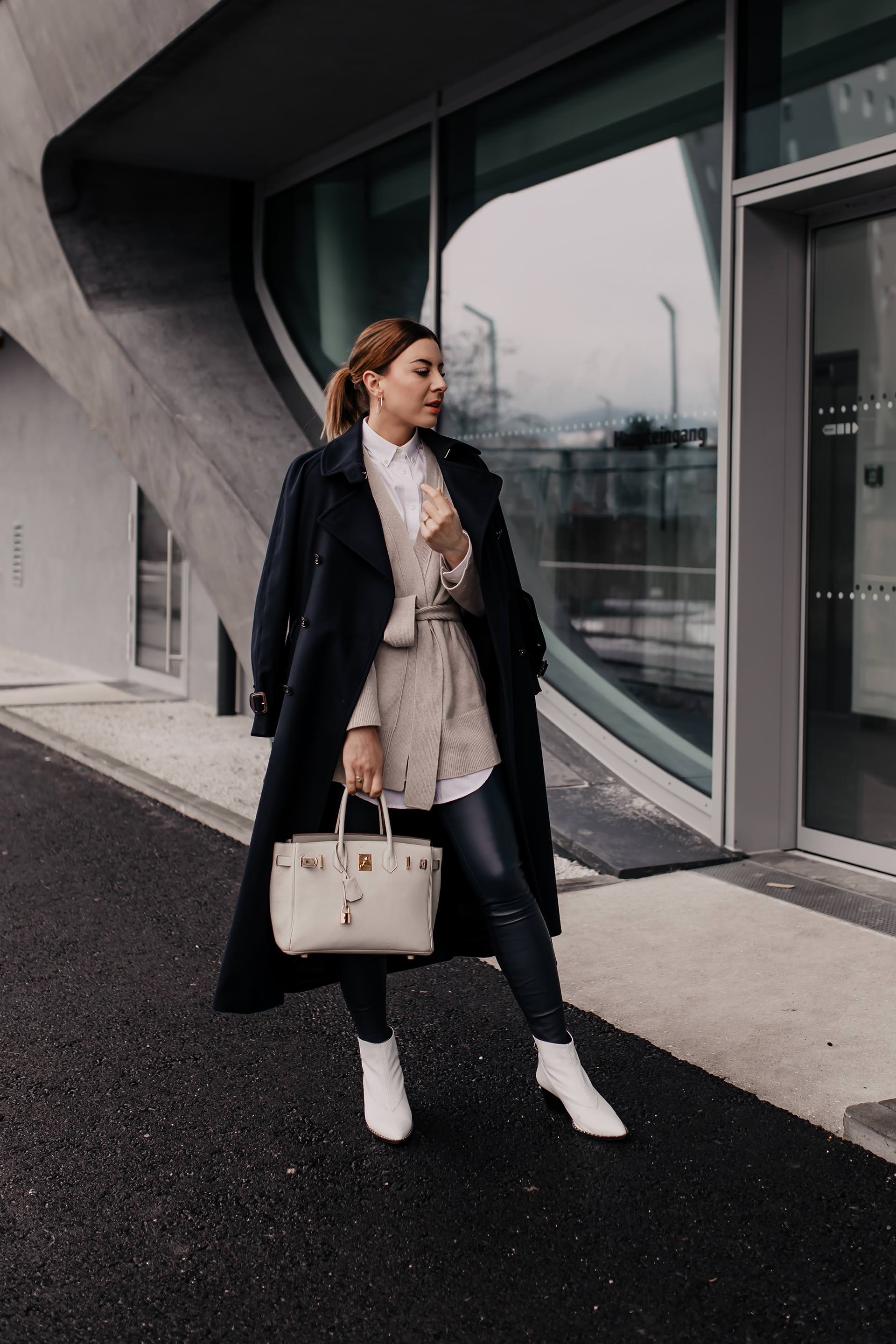 Business-Casual Outfit // enthält unbeauftragte Werbung // dunkelblaue Lederhose,  business chic dresscode, business casual definition, business casual dresscode, weiße Stiefeletten kombinieren, weiße Boots mit absatz, weiße boots stylen, dunkelblauer mantel, Frühlings outfit, Mode Tipps, Outfit Ideen, Fashion Blogger, www.whoismocca.me #lederhose #business #casual #birkin #gant #arket #trenchcoat