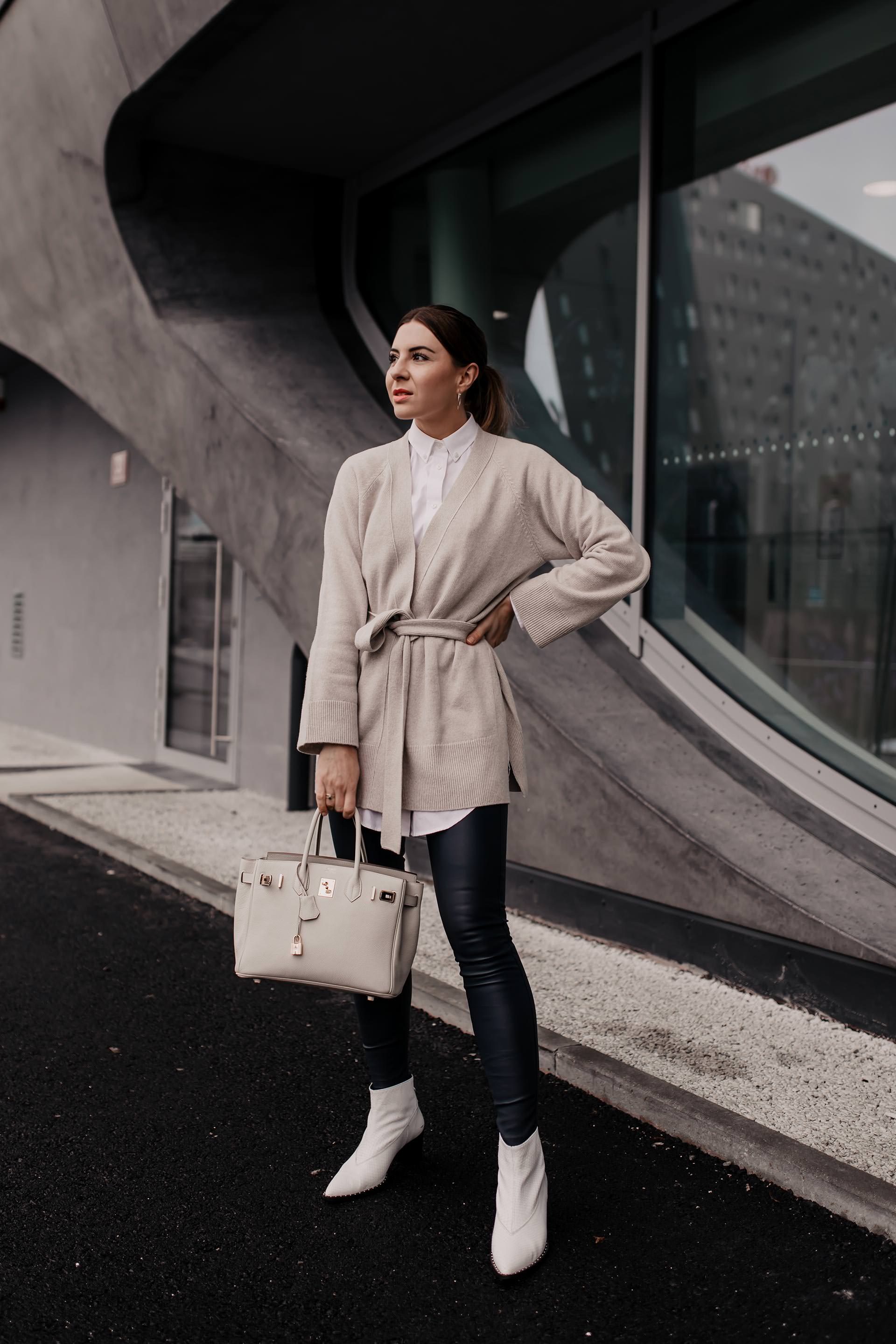 Business-Casual Outfit // enthält unbeauftragte Werbung // dunkelblaue Lederhose,  business chic dresscode, business casual definition, business casual dresscode, weiße Stiefeletten kombinieren, weiße Boots mit absatz, weiße boots stylen, dunkelblauer mantel, Frühlings outfit, Mode Tipps, Outfit Ideen, Fashion Blogger, www.whoismocca.me #lederhose #business #casual #birkin #gant #arket #trenchcoat