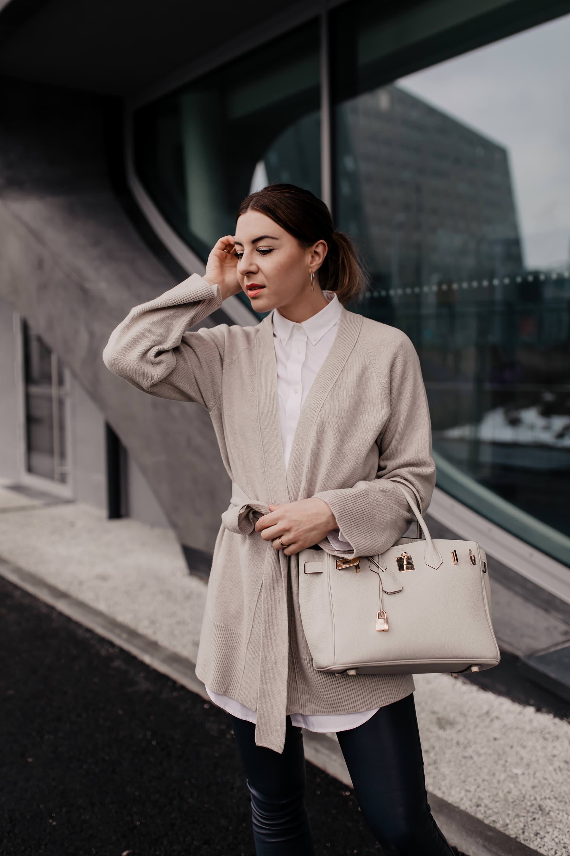 Business-Casual Outfit // enthält unbeauftragte Werbung // dunkelblaue Lederhose,  business chic dresscode, business casual definition, business casual dresscode, weiße Stiefeletten kombinieren, weiße Boots mit absatz, weiße boots stylen, dunkelblauer mantel, Frühlings outfit, Mode Tipps, Outfit Ideen, Fashion Blogger, www.whoismocca.me #lederhose #business #casual #birkin #gant #arket #trenchcoat