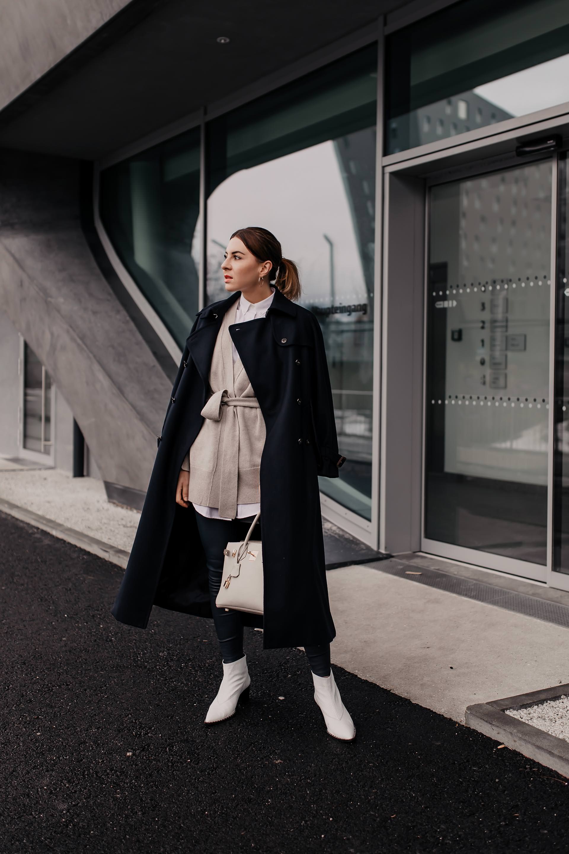 Business-Casual Outfit // enthält unbeauftragte Werbung // dunkelblaue Lederhose,  business chic dresscode, business casual definition, business casual dresscode, weiße Stiefeletten kombinieren, weiße Boots mit absatz, weiße boots stylen, dunkelblauer mantel, Frühlings outfit, Mode Tipps, Outfit Ideen, Fashion Blogger, www.whoismocca.me #lederhose #business #casual #birkin #gant #arket #trenchcoat