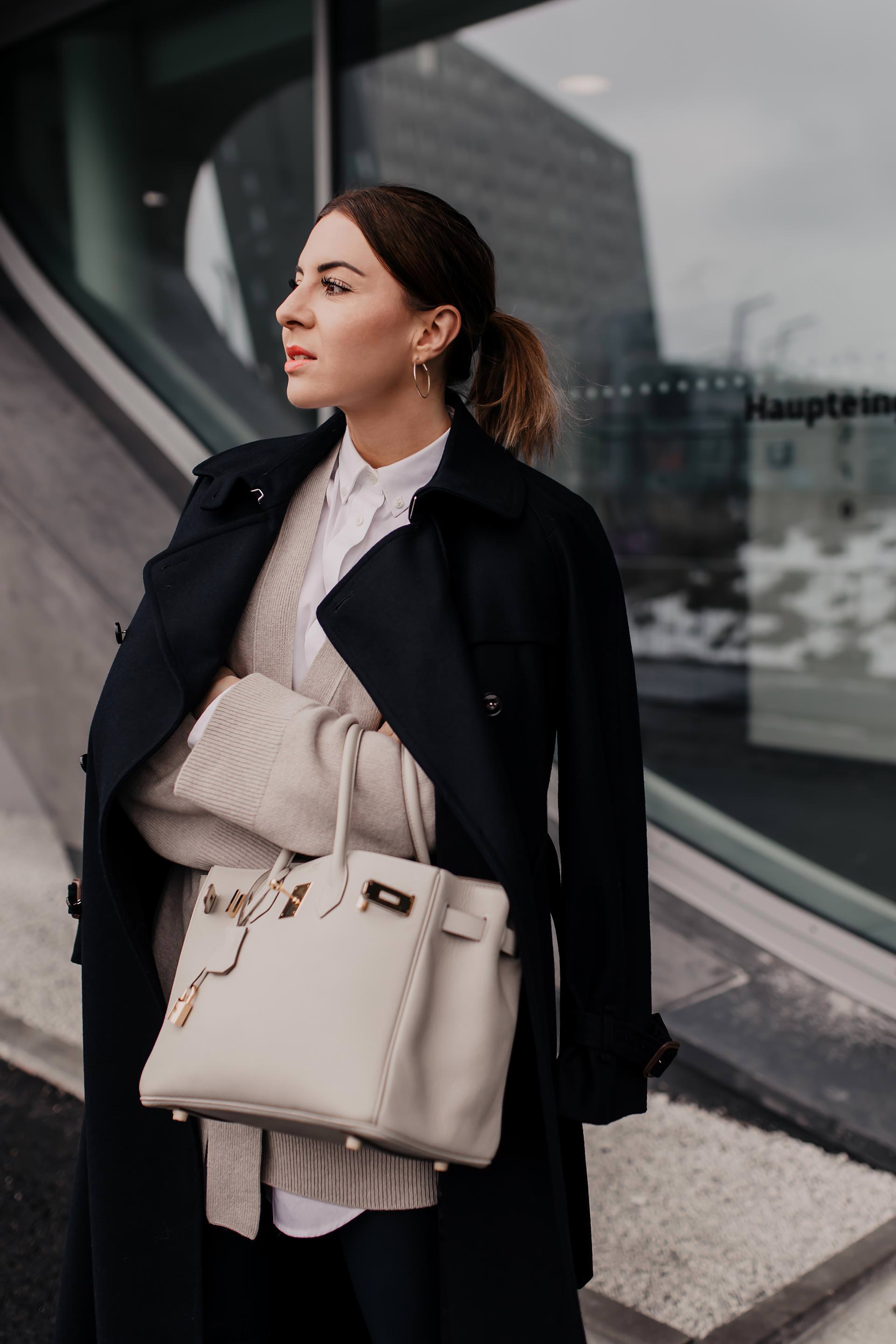 Business-Casual Outfit // enthält unbeauftragte Werbung // dunkelblaue Lederhose,  business chic dresscode, business casual definition, business casual dresscode, weiße Stiefeletten kombinieren, weiße Boots mit absatz, weiße boots stylen, dunkelblauer mantel, Frühlings outfit, Mode Tipps, Outfit Ideen, Fashion Blogger, www.whoismocca.me #lederhose #business #casual #birkin #gant #arket #trenchcoat