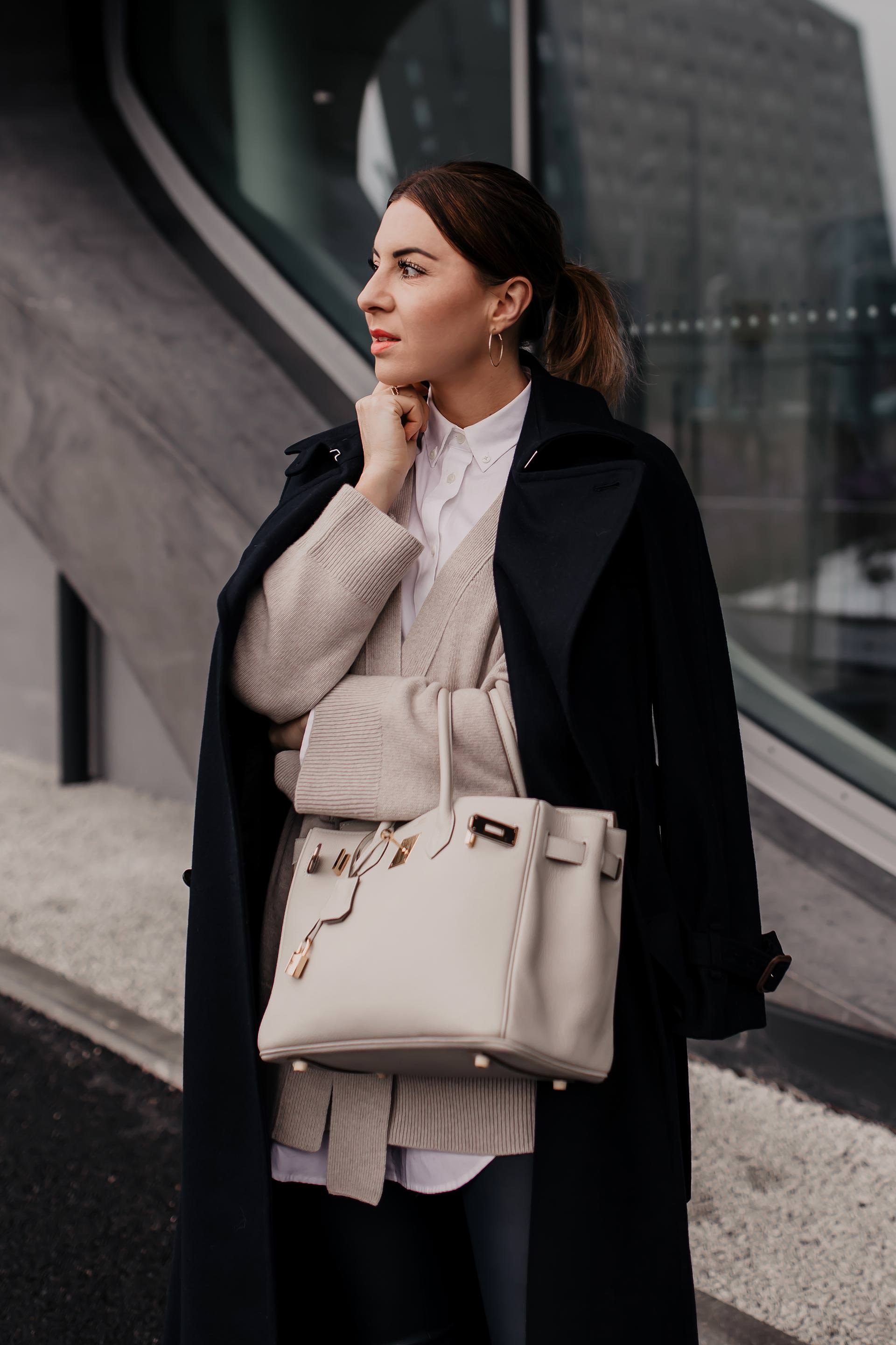 Business-Casual Outfit // enthält unbeauftragte Werbung // dunkelblaue Lederhose,  business chic dresscode, business casual definition, business casual dresscode, weiße Stiefeletten kombinieren, weiße Boots mit absatz, weiße boots stylen, dunkelblauer mantel, Frühlings outfit, Mode Tipps, Outfit Ideen, Fashion Blogger, www.whoismocca.me #lederhose #business #casual #birkin #gant #arket #trenchcoat