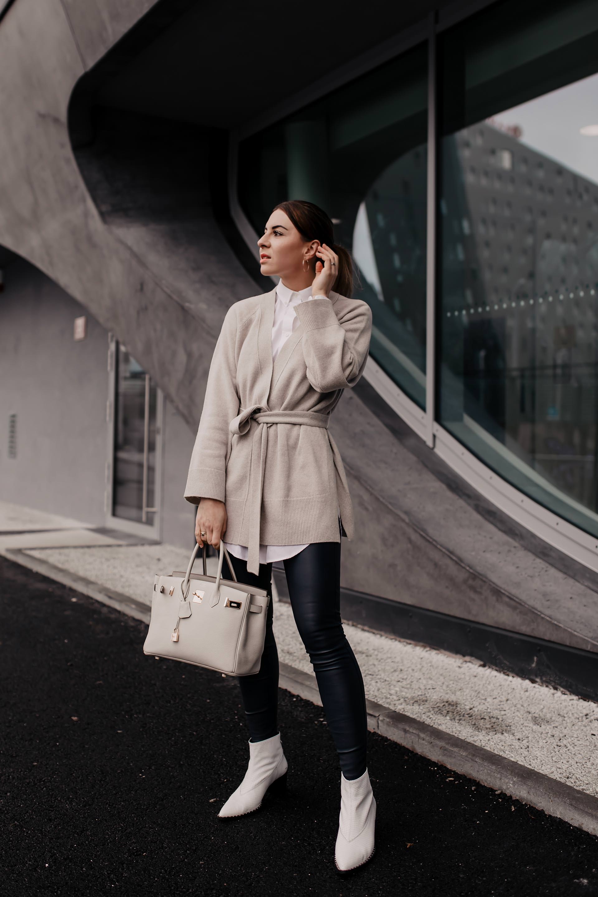 Business-Casual Outfit // enthält unbeauftragte Werbung // dunkelblaue Lederhose,  business chic dresscode, business casual definition, business casual dresscode, weiße Stiefeletten kombinieren, weiße Boots mit absatz, weiße boots stylen, dunkelblauer mantel, Frühlings outfit, Mode Tipps, Outfit Ideen, Fashion Blogger, www.whoismocca.me #lederhose #business #casual #birkin #gant #arket #trenchcoat