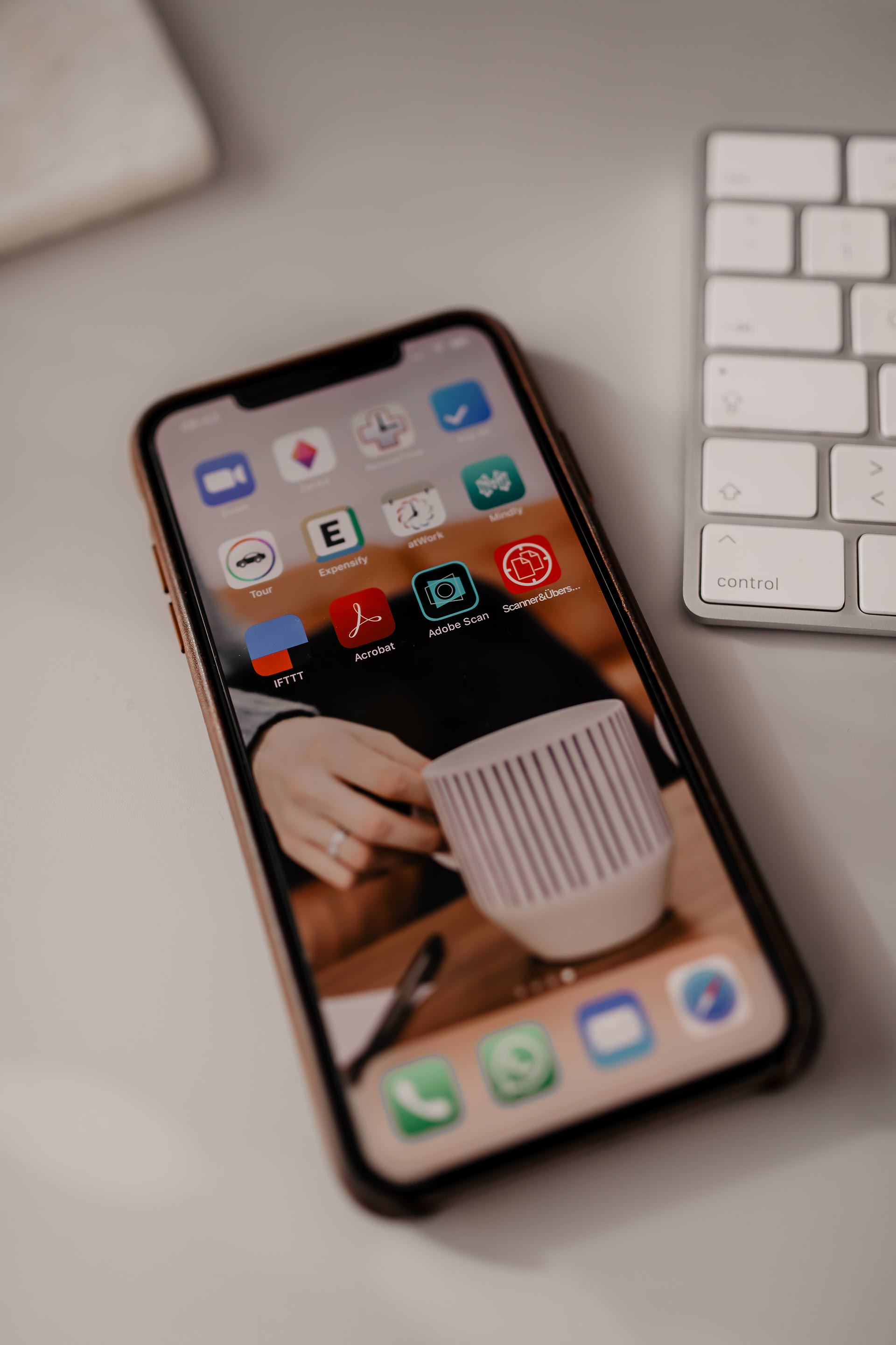die besten Apps für den Büroalltag // unbeauftragte Werbung // Apps fürs Büro, apps für mehr produktivität, apps für projektmanagement, zeitmanagement app, work life balance app, selbstmanagement arbeitsplatz, Selbstmanagement app, kostenlose apps, praktische apps fürs handy, nützliche apps für unterwegs, nützliche apps für unternehmen, Karriere Blog, www.whoismocca.me #karriere #apps #projektmanagement #zeitmanagement #selbstmanagement #worklifebalance