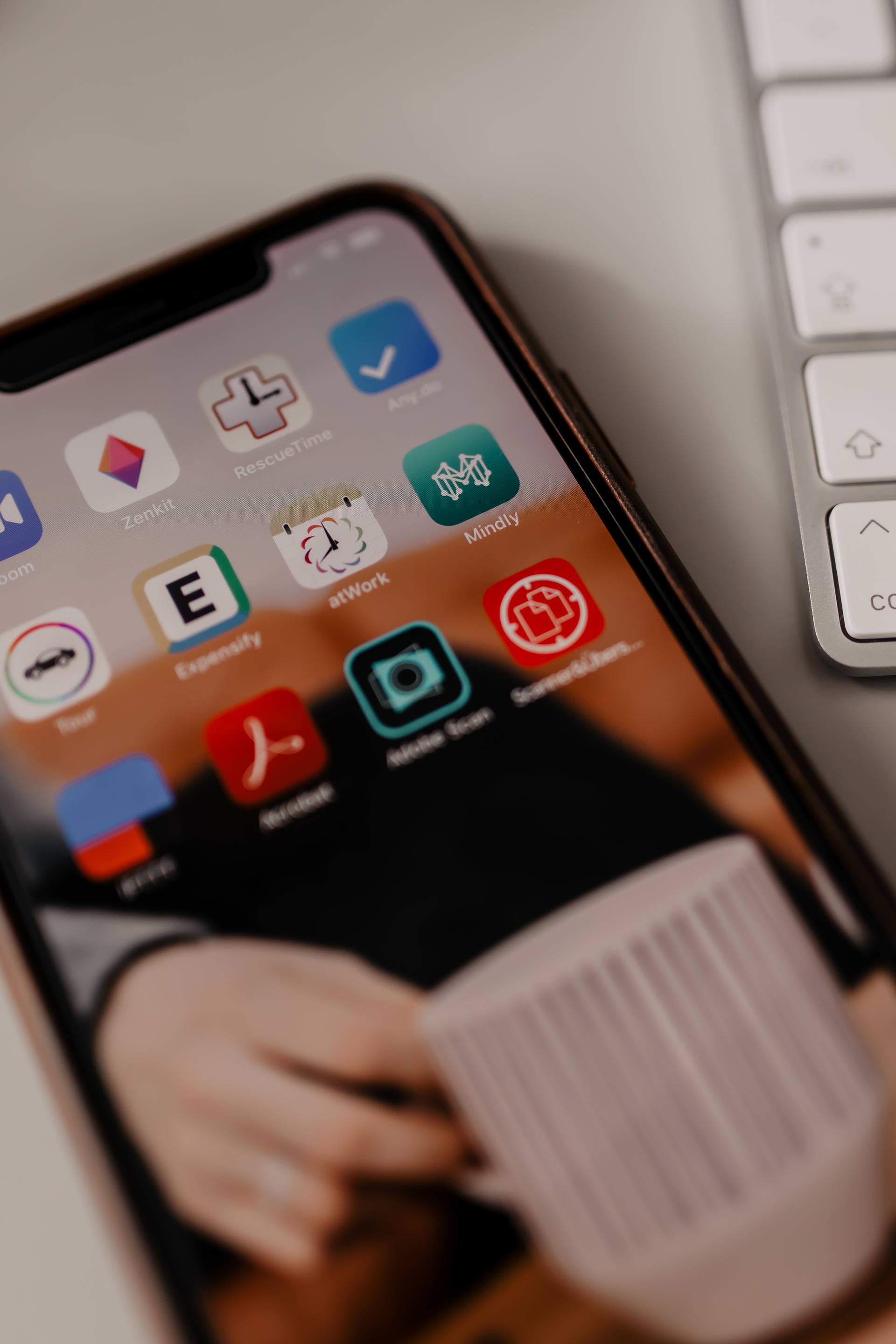 die besten Apps für den Büroalltag // unbeauftragte Werbung // Apps fürs Büro, apps für mehr produktivität, apps für projektmanagement, zeitmanagement app, work life balance app, selbstmanagement arbeitsplatz, Selbstmanagement app, kostenlose apps, praktische apps fürs handy, nützliche apps für unterwegs, nützliche apps für unternehmen, Karriere Blog, www.whoismocca.me #karriere #apps #projektmanagement #zeitmanagement #selbstmanagement #worklifebalance